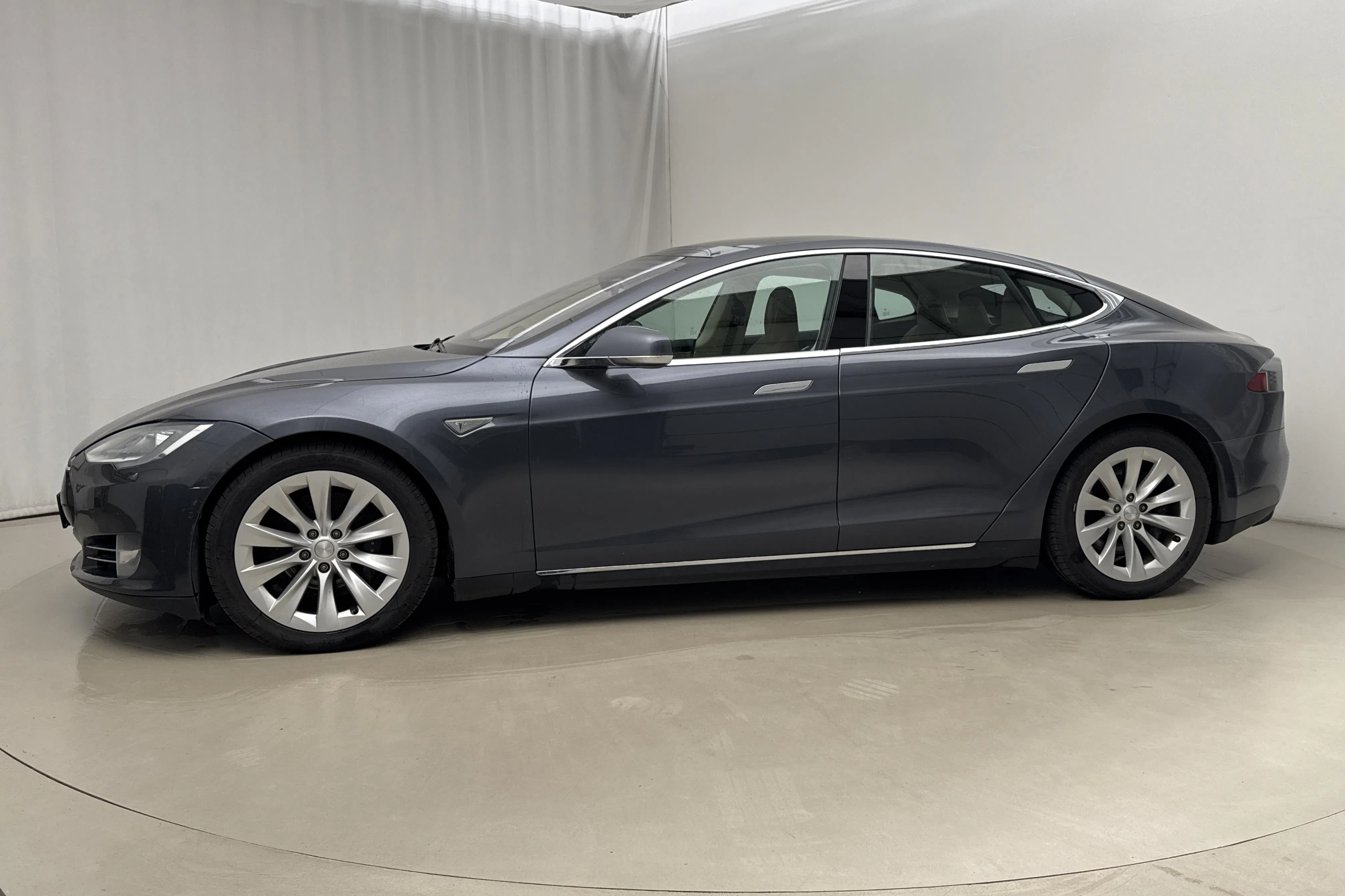Presentationsfoto 2 av 21: Tesla Model S 85D - 28 708 mil - Automat - grå - 2015