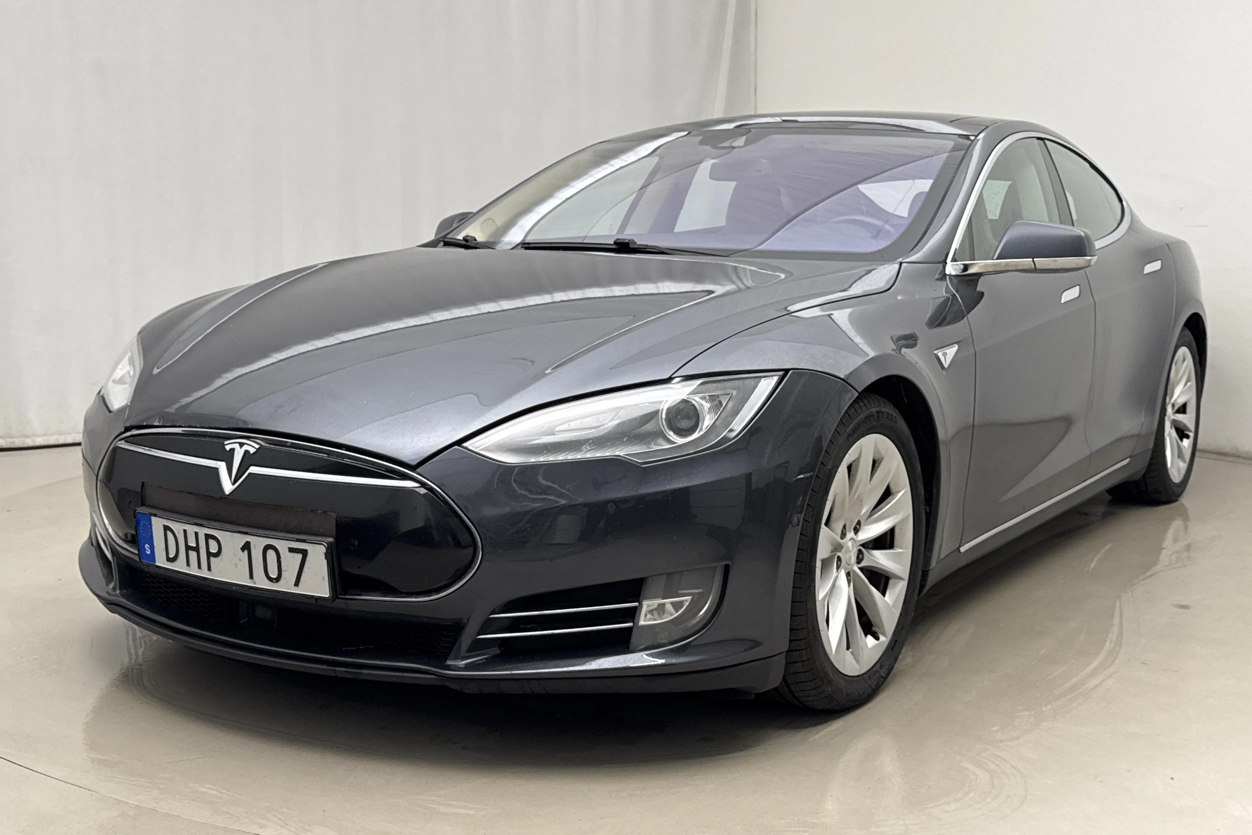 Presentationsfoto 1 av 21: Tesla Model S 85D - 28 708 mil - Automat - grå - 2015