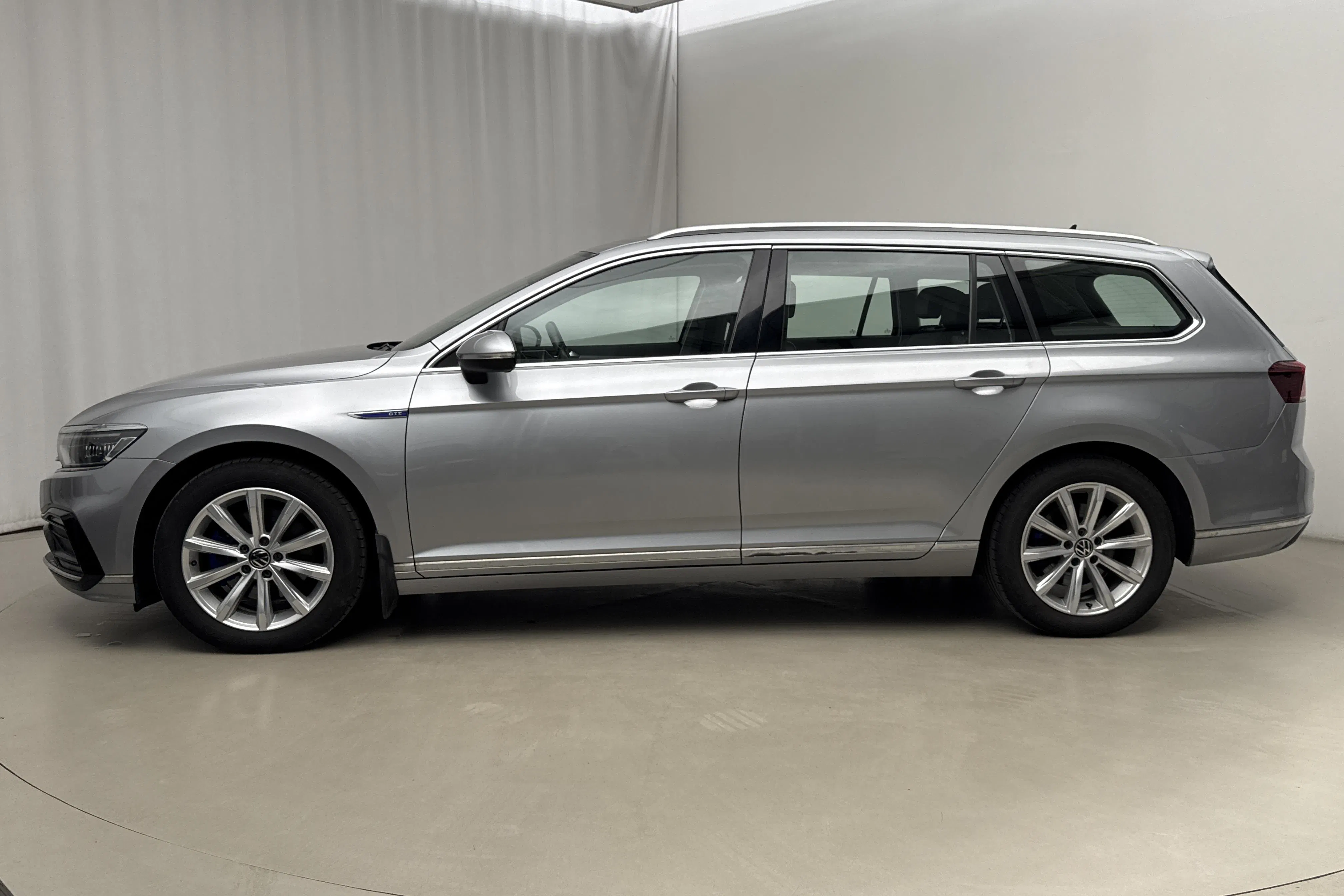 Presentationsfoto 2 av 22: VW Passat 1.4 GTE Sportscombi (218hk) - 19 399 mil - Automat - silver - 2021