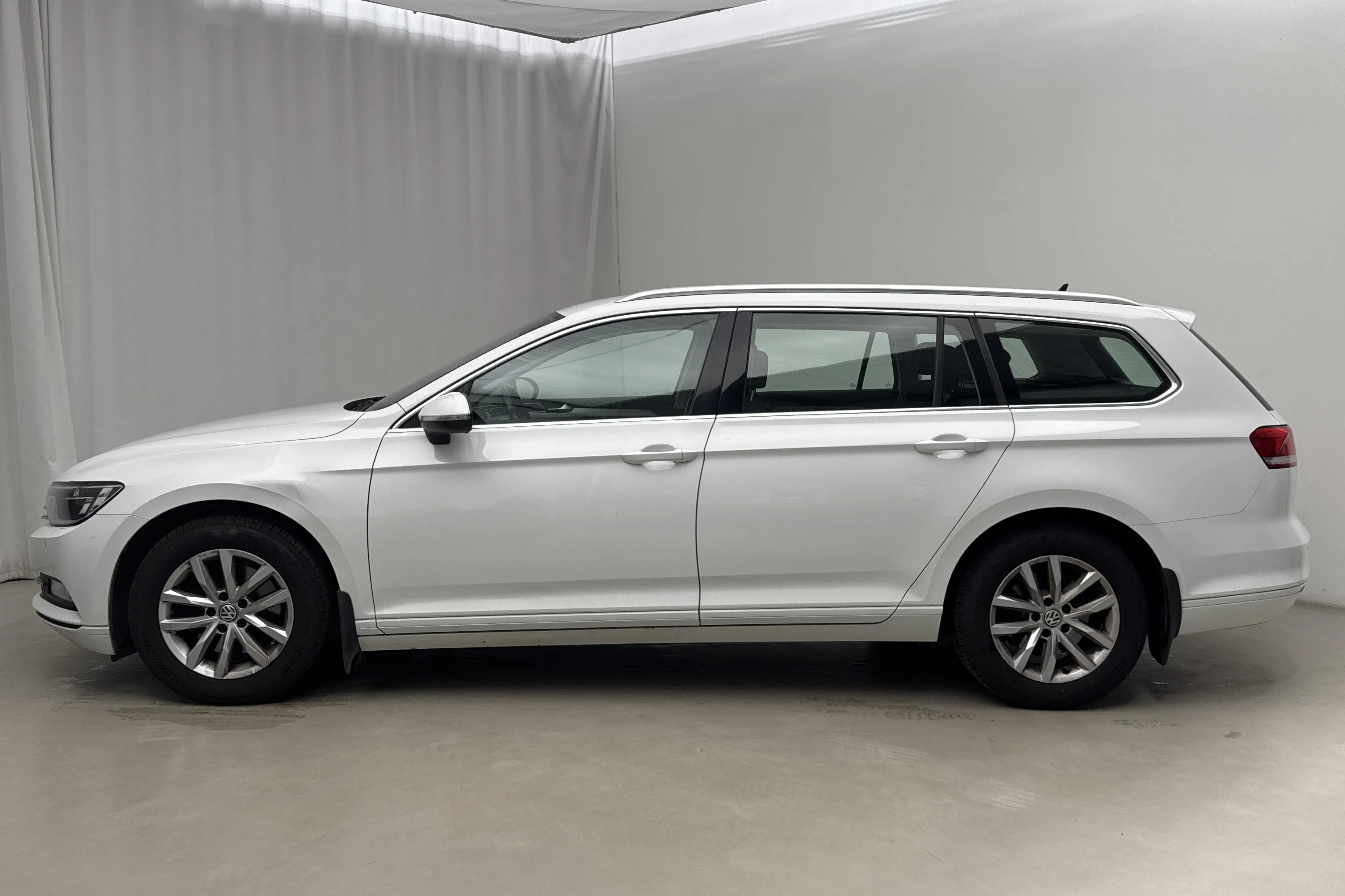 Presentation photo 2 of 17: VW Passat 1.5 TSI Sportscombi (150hk) - 137 190 km - Manual - white - 2019