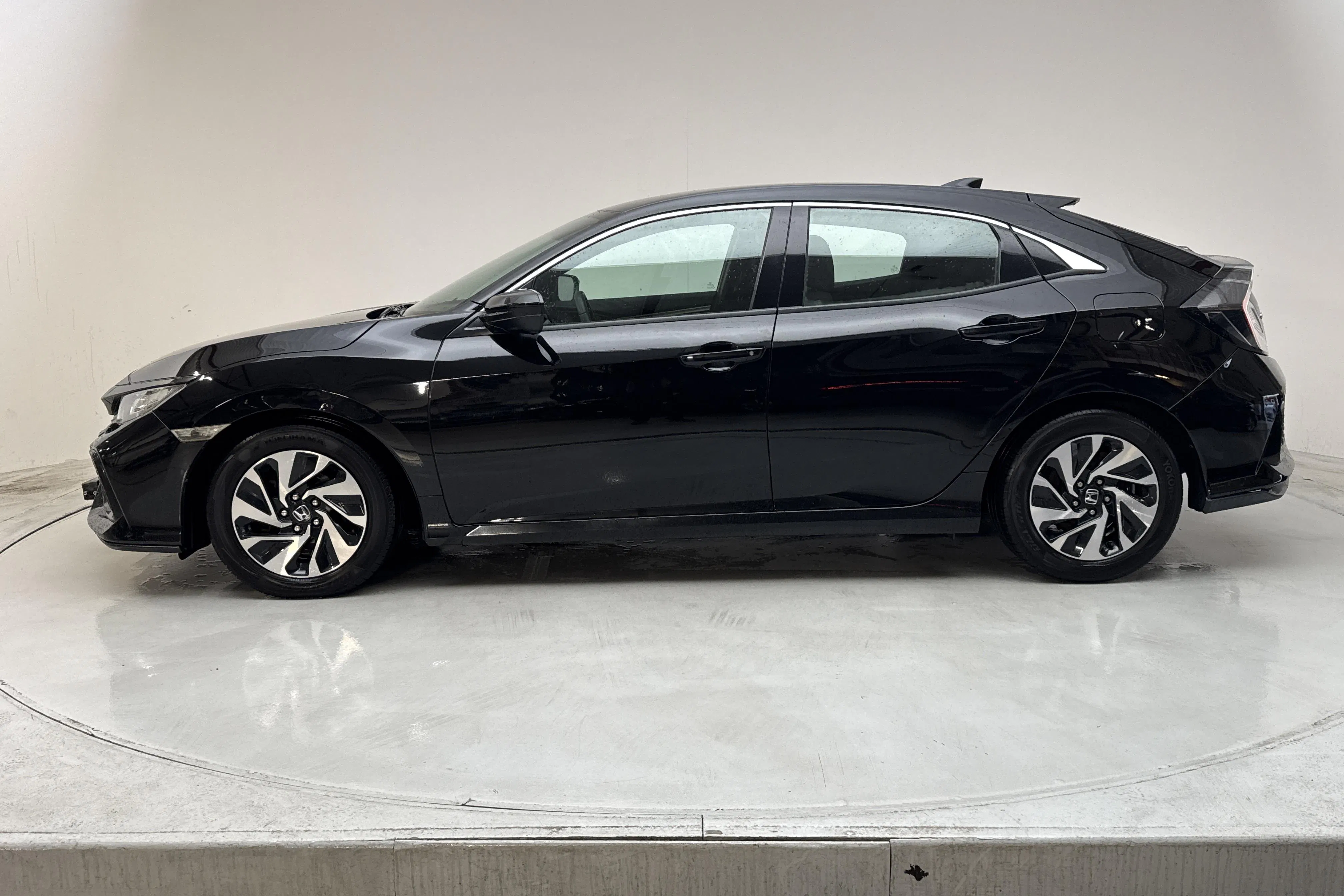 Presentationsfoto 2 av 12: Honda Civic 1.0 i-VTEC 5dr (126hk) - 15 842 mil - Manuell - svart - 2018