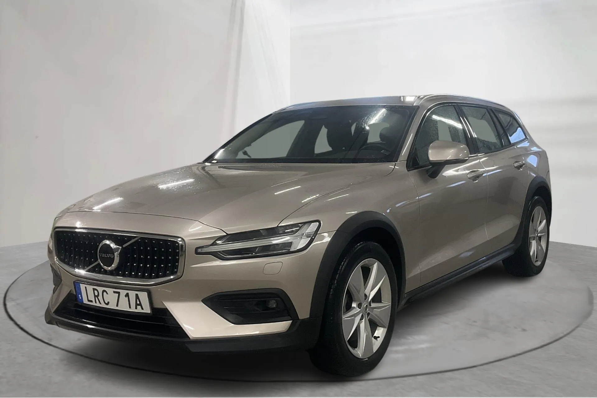 Presentationsfoto 1 av 21: Volvo V60 B4 Cross Country AWD Mildhybrid, Diesel (197hk) - 7 325 mil - Automat - Ljusgrå - 2024