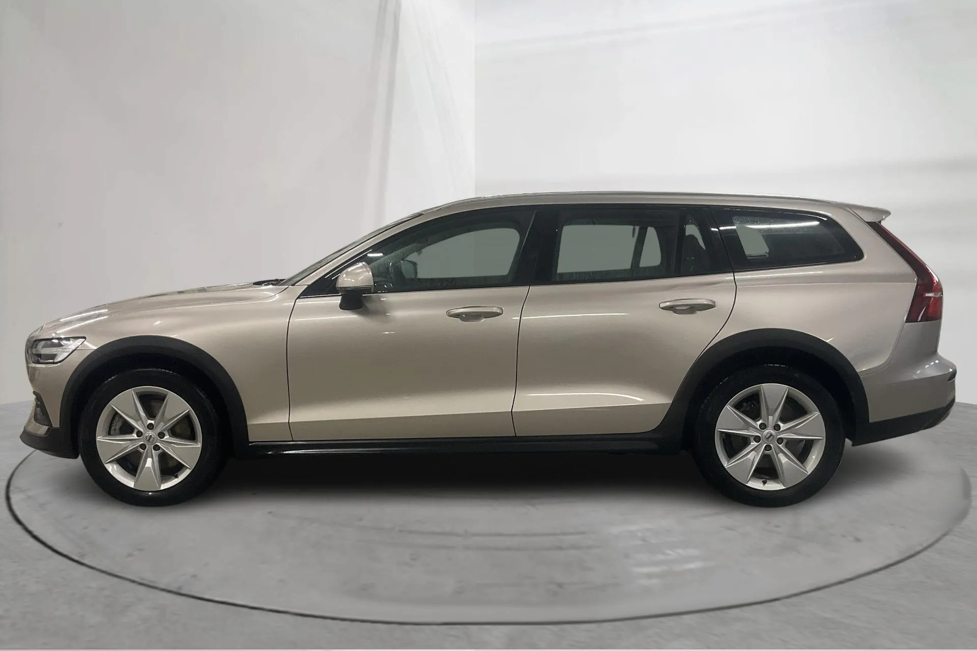 Presentationsfoto 2 av 21: Volvo V60 B4 Cross Country AWD Mildhybrid, Diesel (197hk) - 7 325 mil - Automat - Ljusgrå - 2024