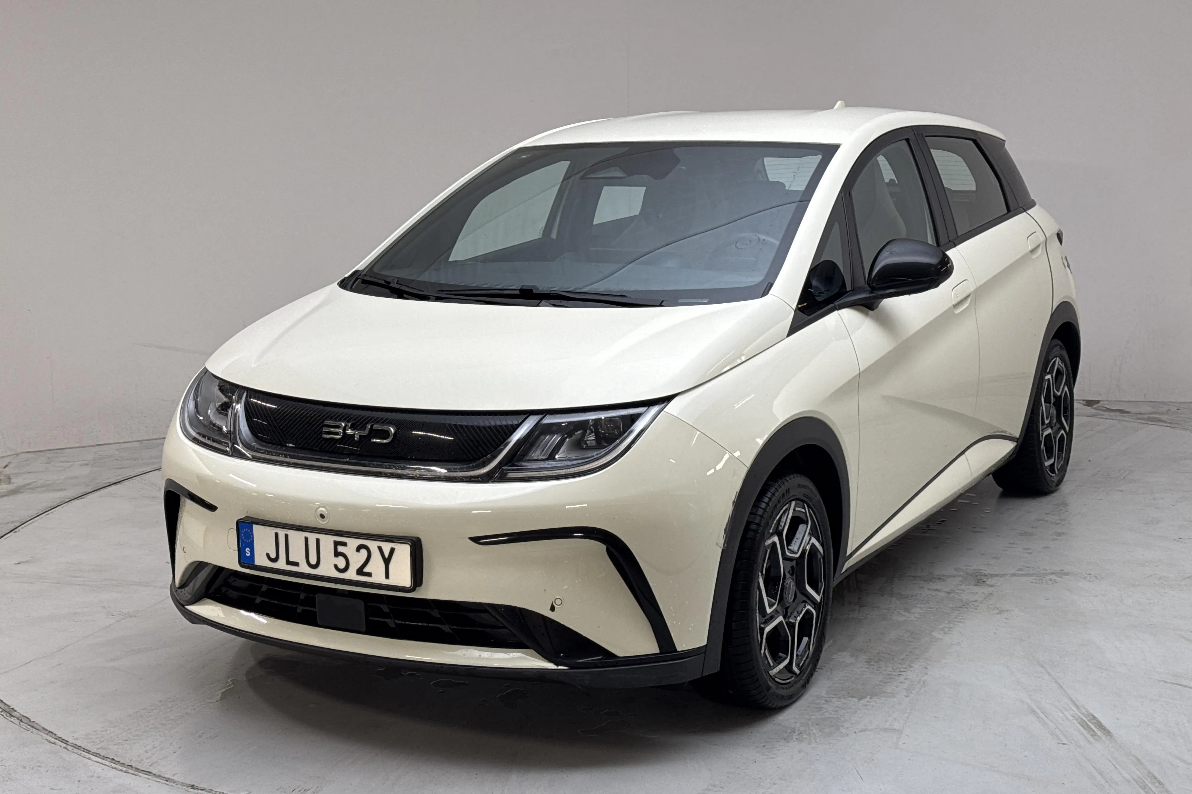 Presentation photo 1 of 14: BYD Dolphin 60kWh (204hk) - 111 510 km - Automatic - yellow - 2023