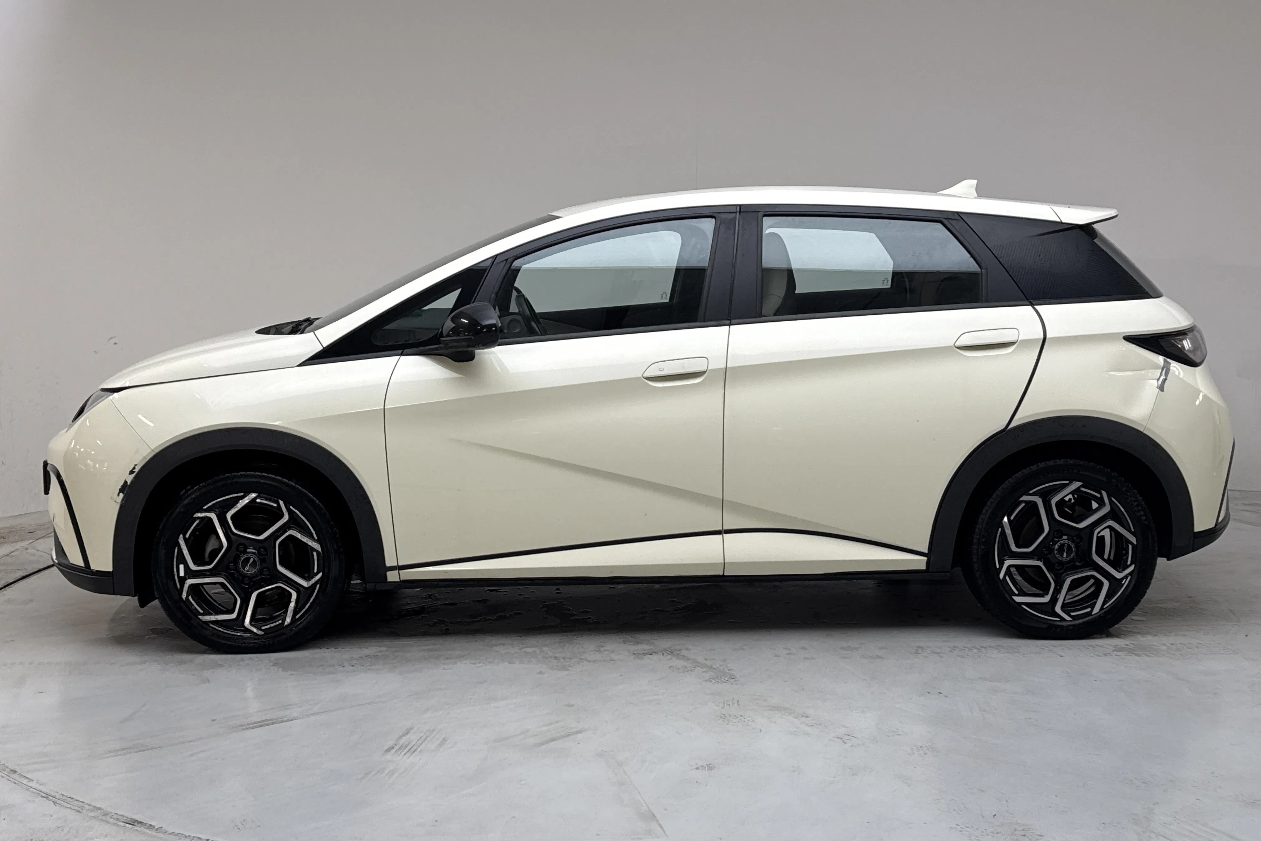 Presentation photo 2 of 14: BYD Dolphin 60kWh (204hk) - 111 510 km - Automatic - yellow - 2023