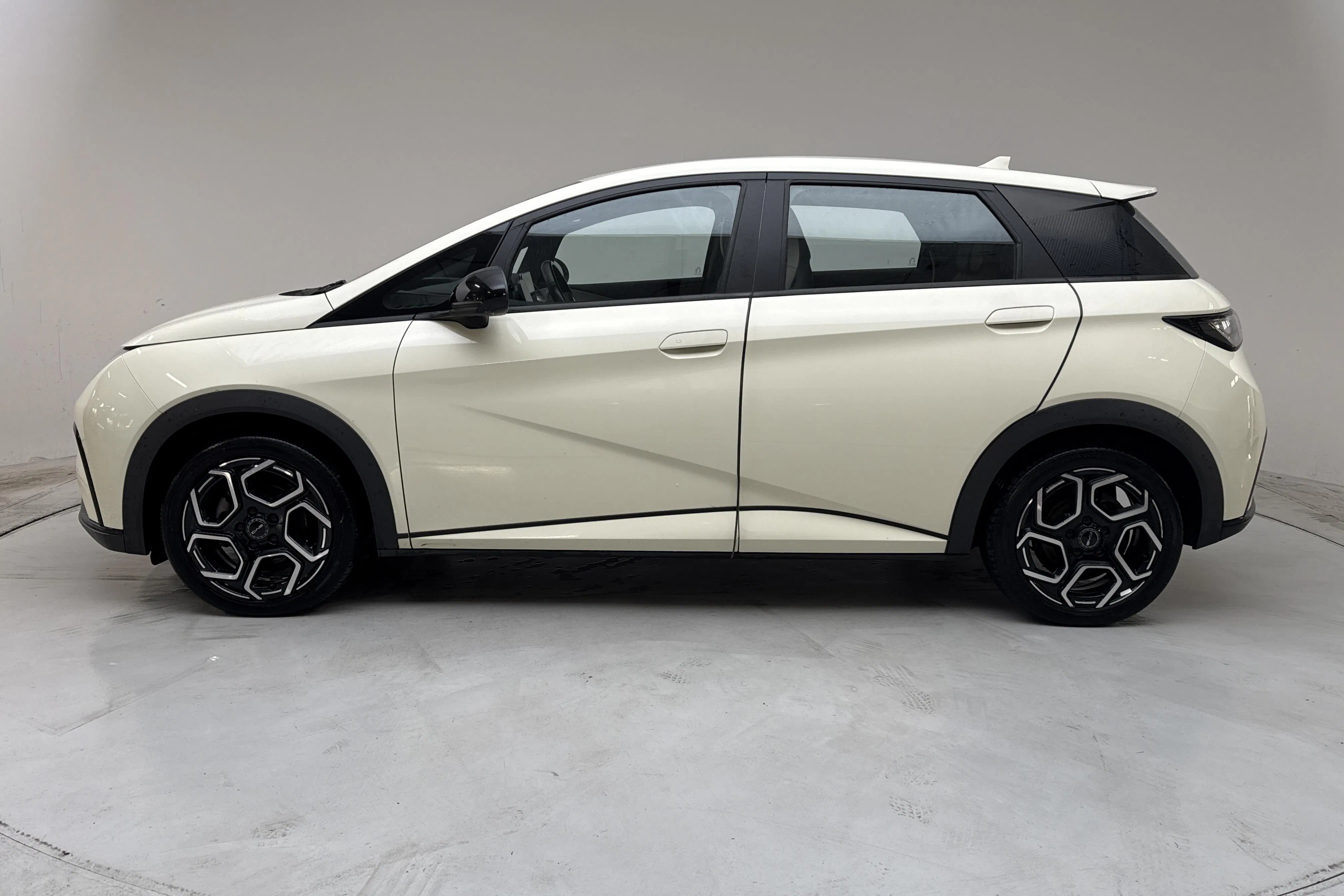 Presentationsfoto 2 av 15: BYD Dolphin 60kWh (204hk) - 10 808 mil - Automat - gul - 2023