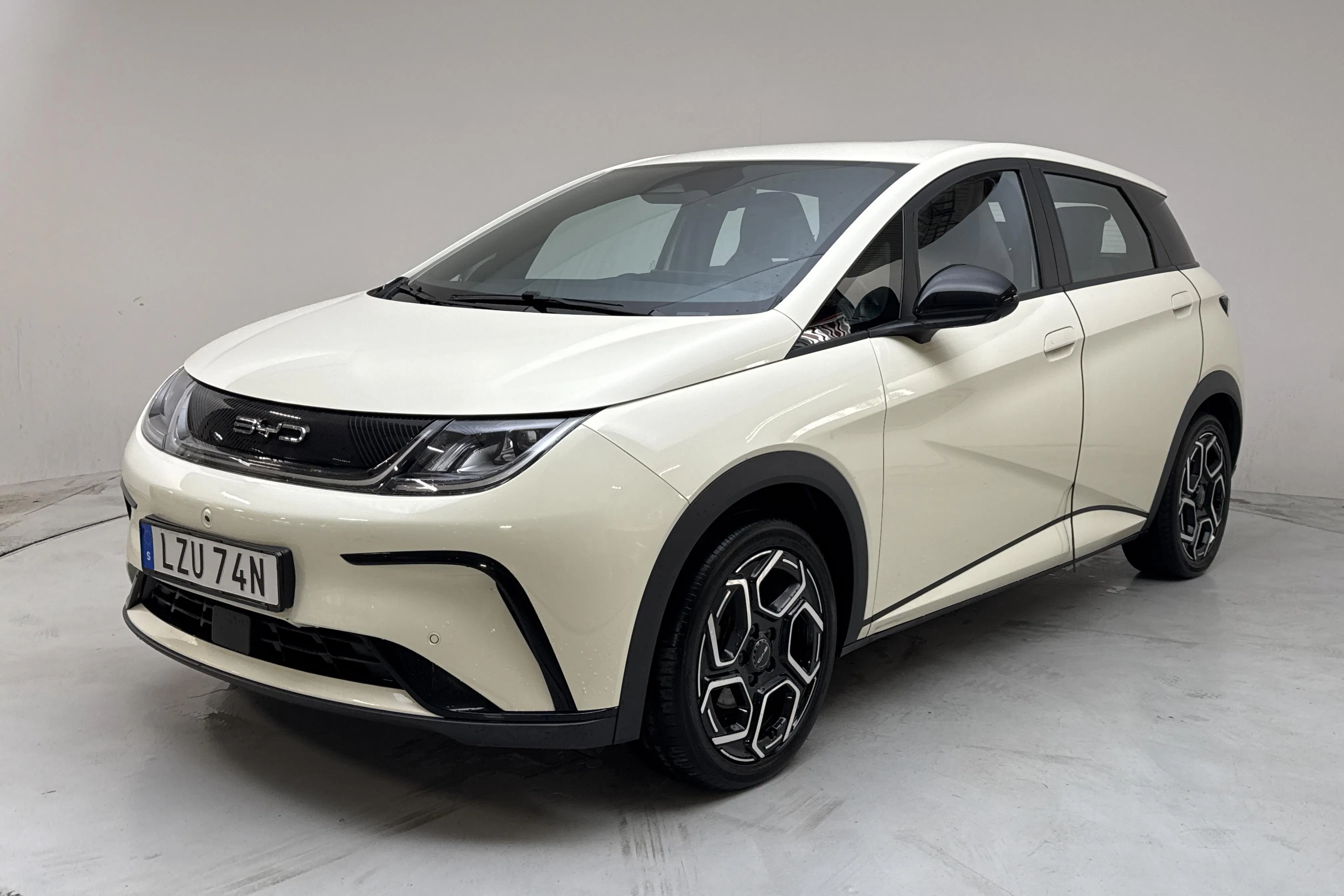 Presentationsfoto 1 av 15: BYD Dolphin 60kWh (204hk) - 10 808 mil - Automat - gul - 2023