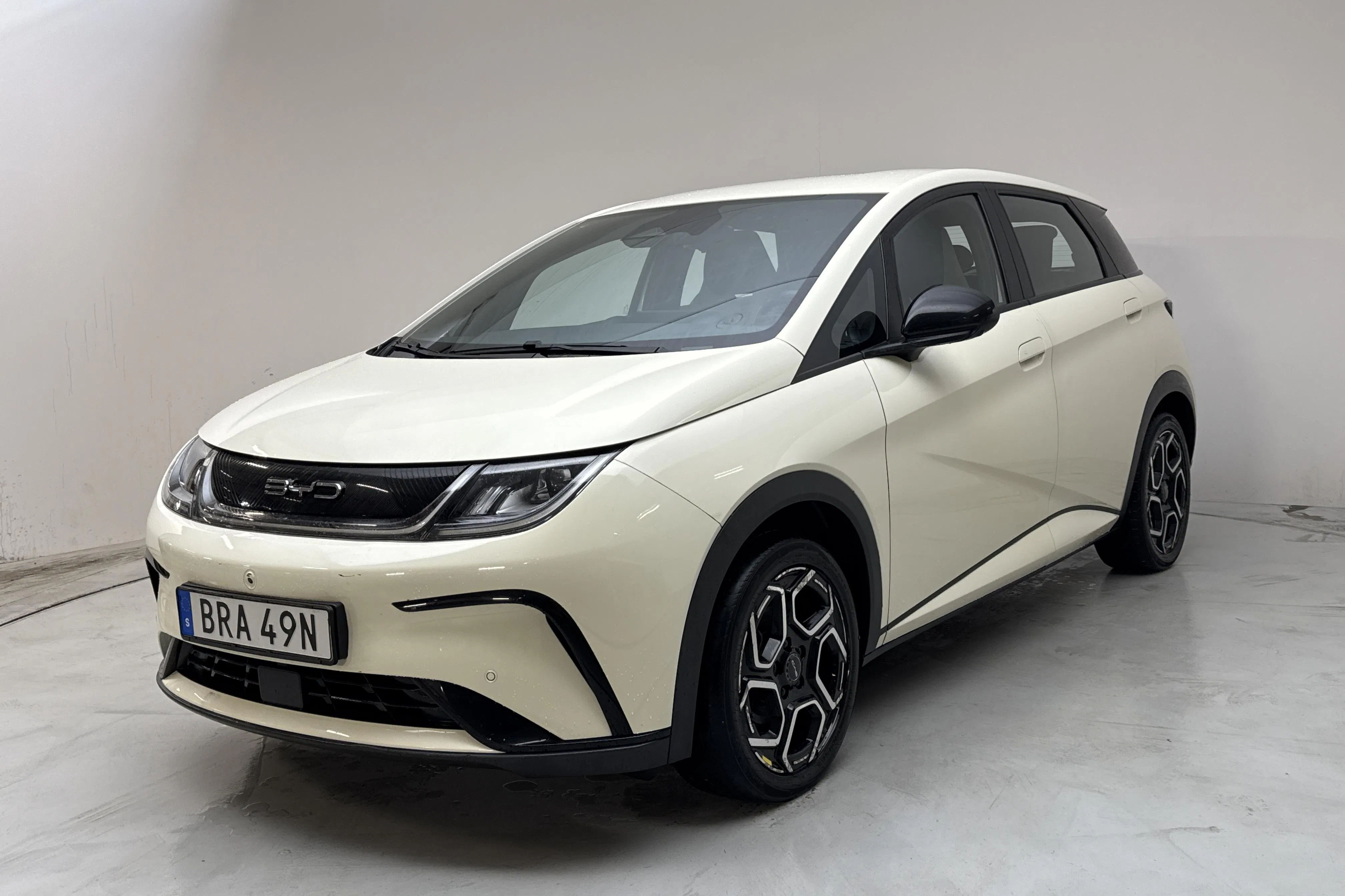 Presentation photo 1 of 14: BYD Dolphin 60kWh (204hk) - 107 970 km - Automatic - yellow - 2023