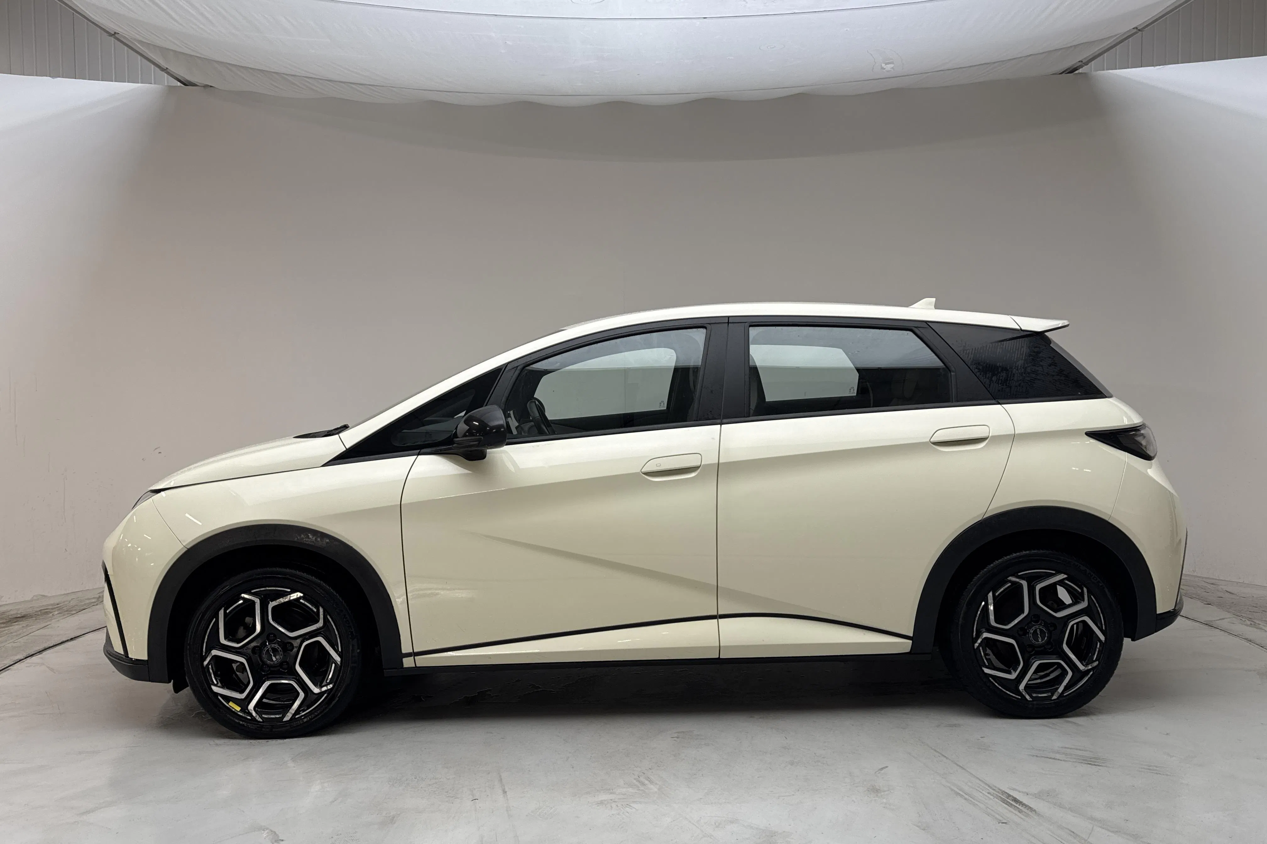 Presentation photo 2 of 14: BYD Dolphin 60kWh (204hk) - 107 970 km - Automatic - yellow - 2023