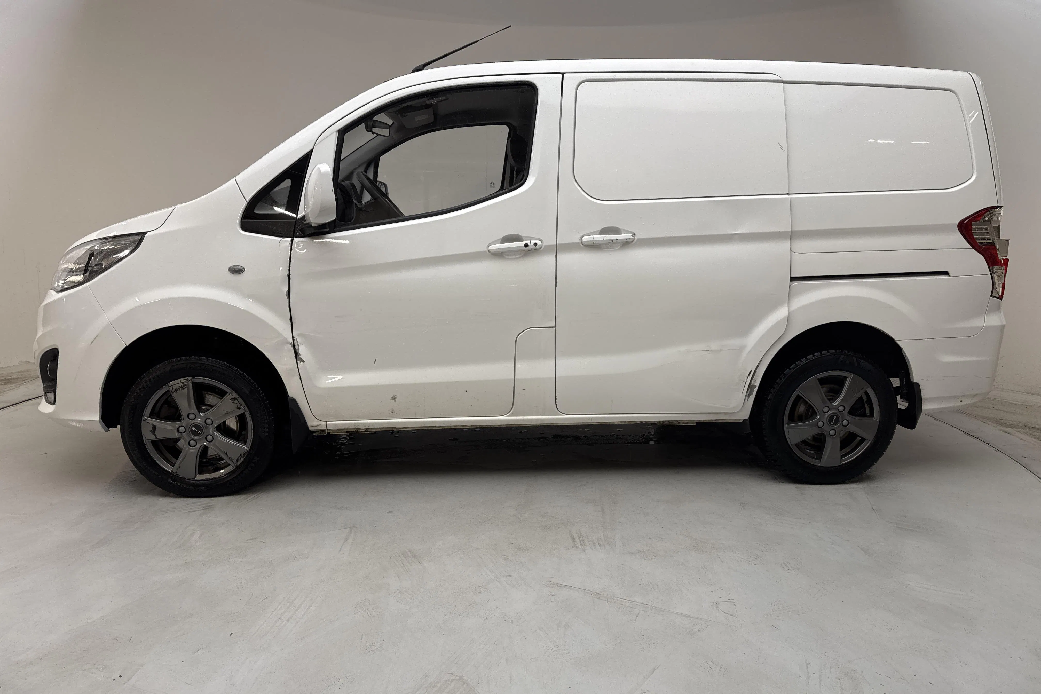 Presentation photo 2 of 14: BYD eTP3 45kWh (100hk) - 40 790 km - Automatic - white - 2023