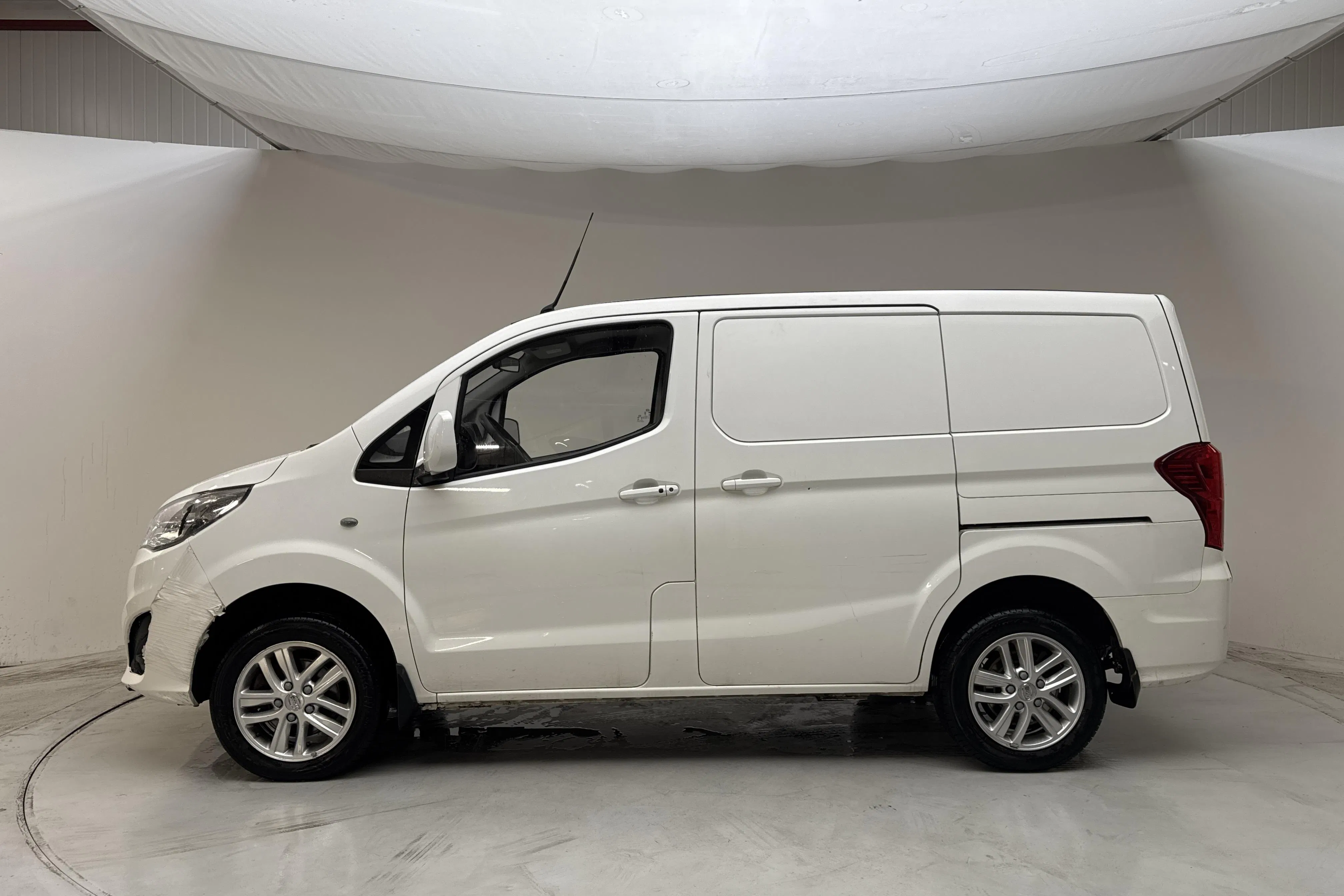 Presentationsfoto 2 av 14: BYD eTP3 45kWh (100hk) - 4 128 mil - Automat - vit - 2023