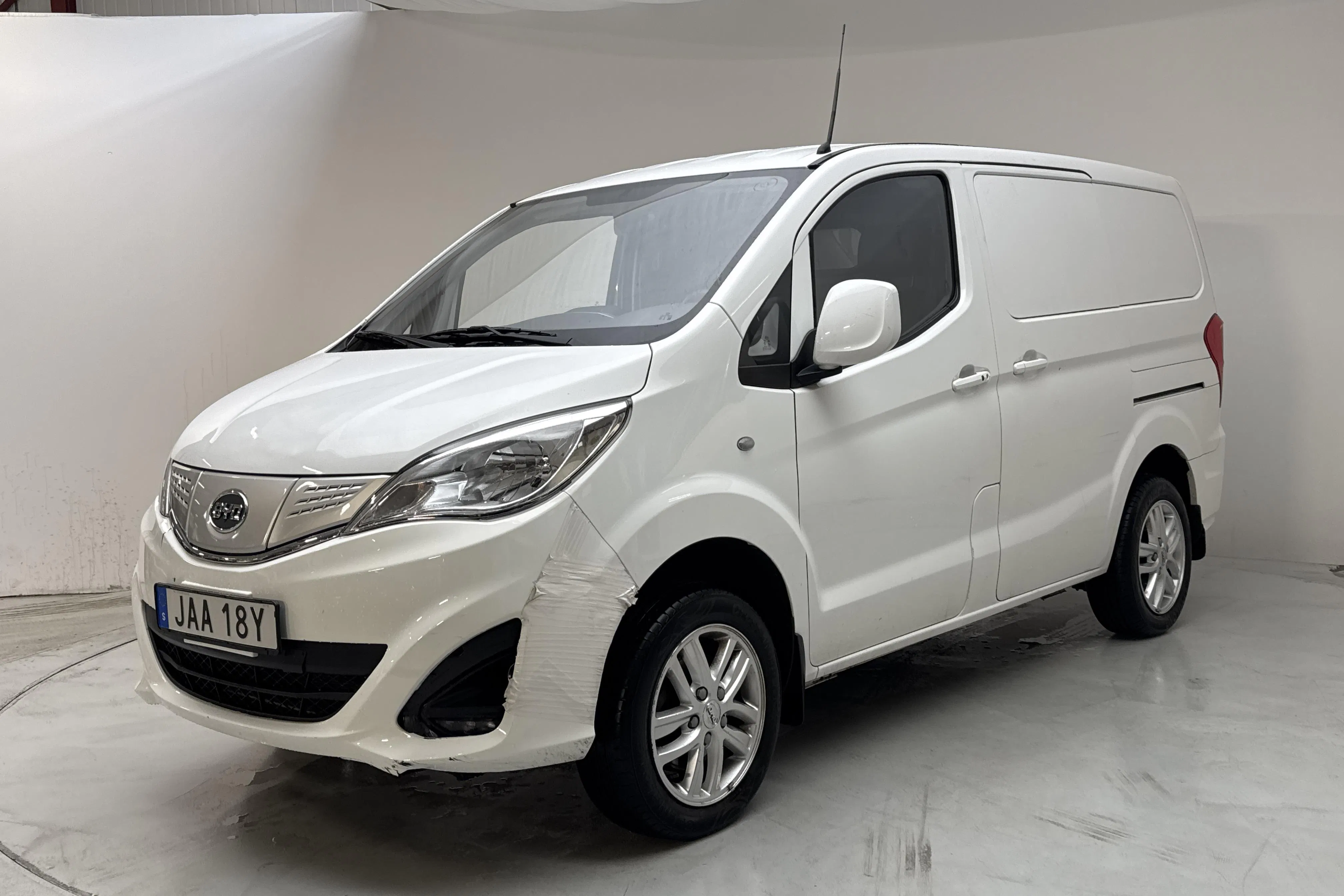 Presentationsfoto 1 av 14: BYD eTP3 45kWh (100hk) - 4 128 mil - Automat - vit - 2023