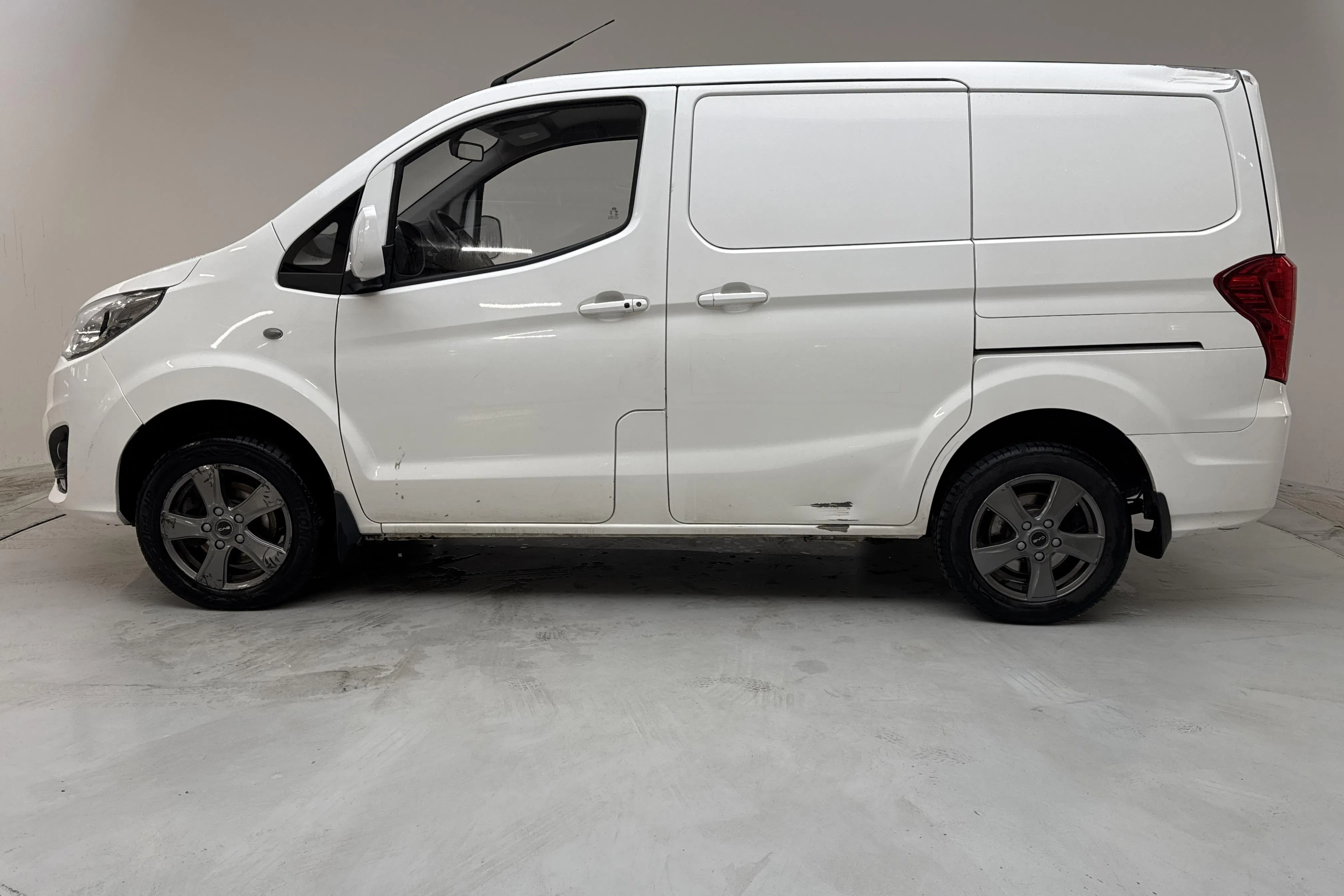 Presentationsfoto 2 av 13: BYD eTP3 45kWh (100hk) - 4 518 mil - Automat - vit - 2023