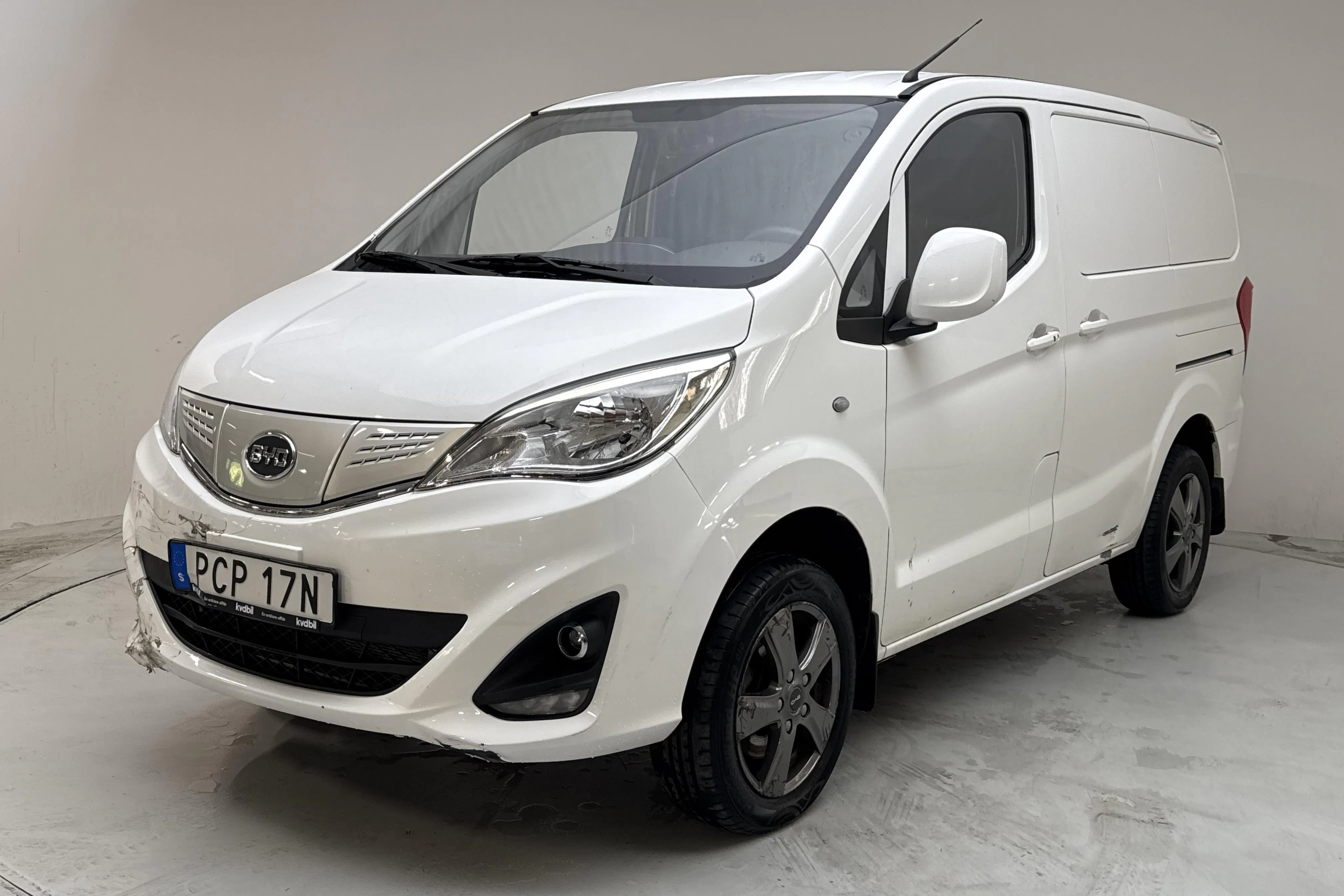 Presentationsfoto 1 av 13: BYD eTP3 45kWh (100hk) - 4 518 mil - Automat - vit - 2023