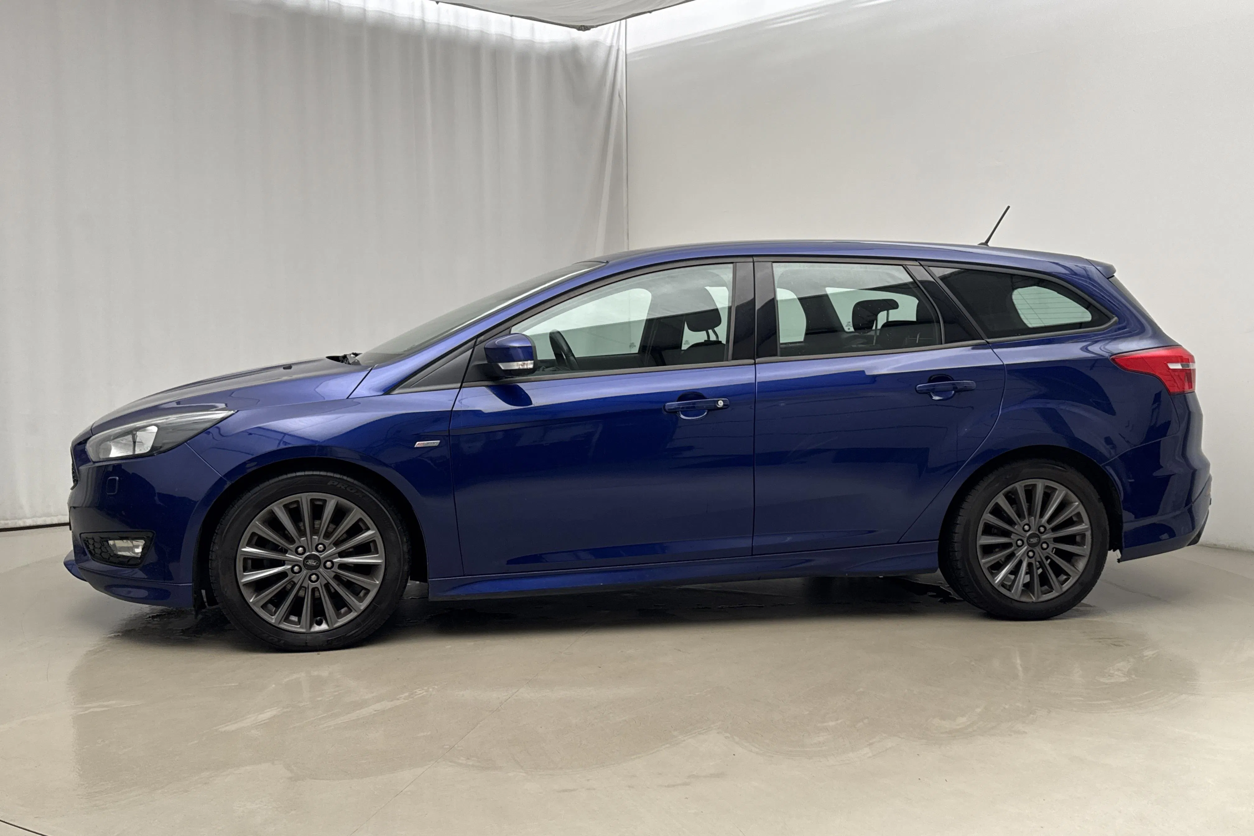 Presentationsfoto 2 av 17: Ford Focus 1.0 EcoBoost Kombi (125hk) - 14 876 mil - Manuell - blå - 2017