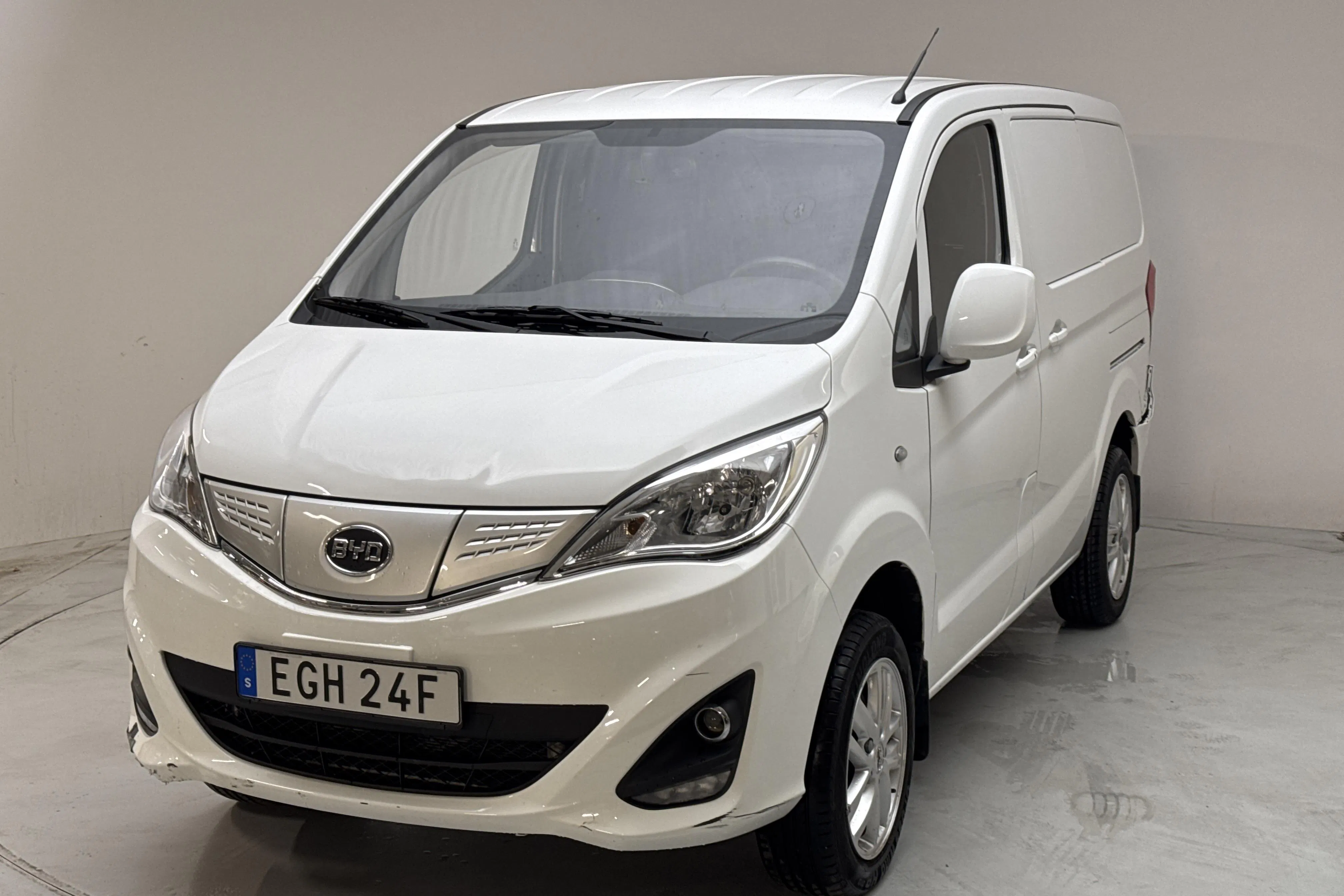 Presentation photo 1 of 12: BYD eTP3 45kWh (100hk) - 45 780 km - Automatic - white - 2023