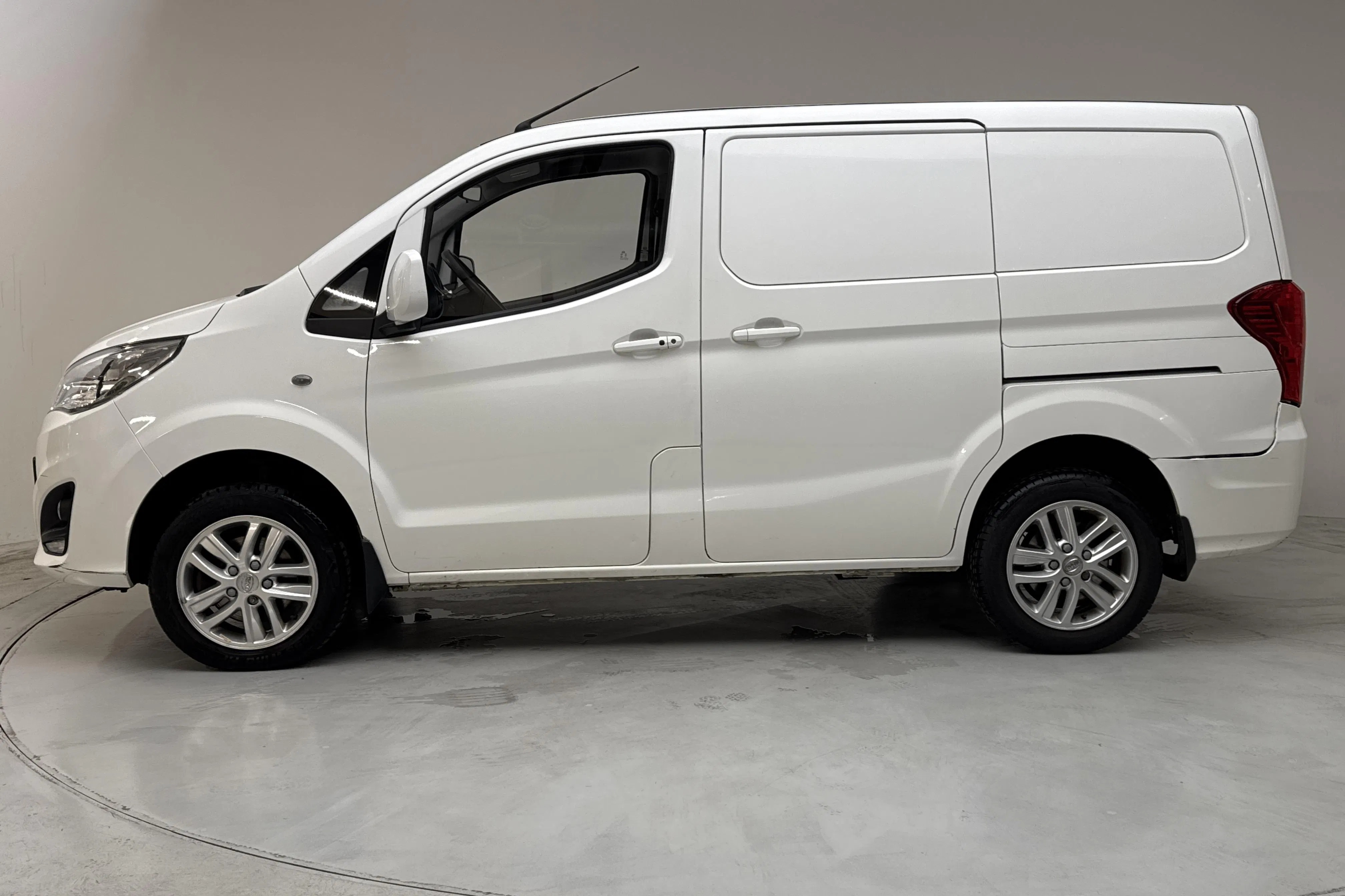 Presentation photo 2 of 12: BYD eTP3 45kWh (100hk) - 45 780 km - Automatic - white - 2023