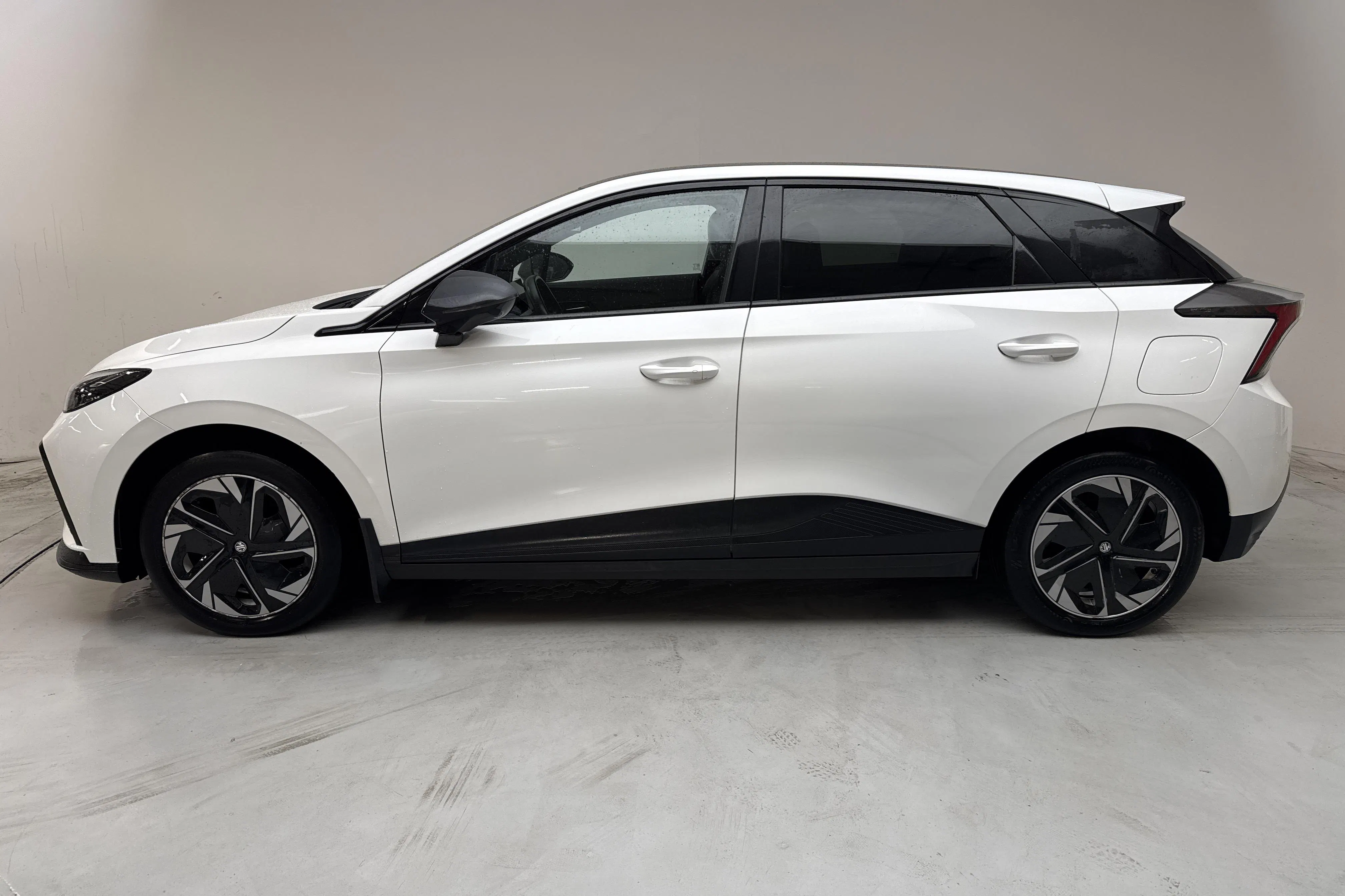 Presentation photo 2 of 13: MG MG4 64kWh (204hk) - 130 260 km - Automatic - white - 2022