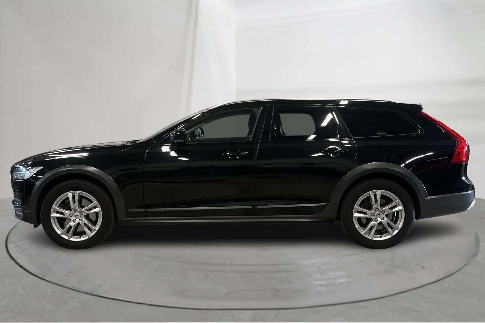 Presentationsfoto 2 av 13: Volvo V90 D4 Cross Country AWD (190hk) - 26 847 mil - Automat - svart - 2018