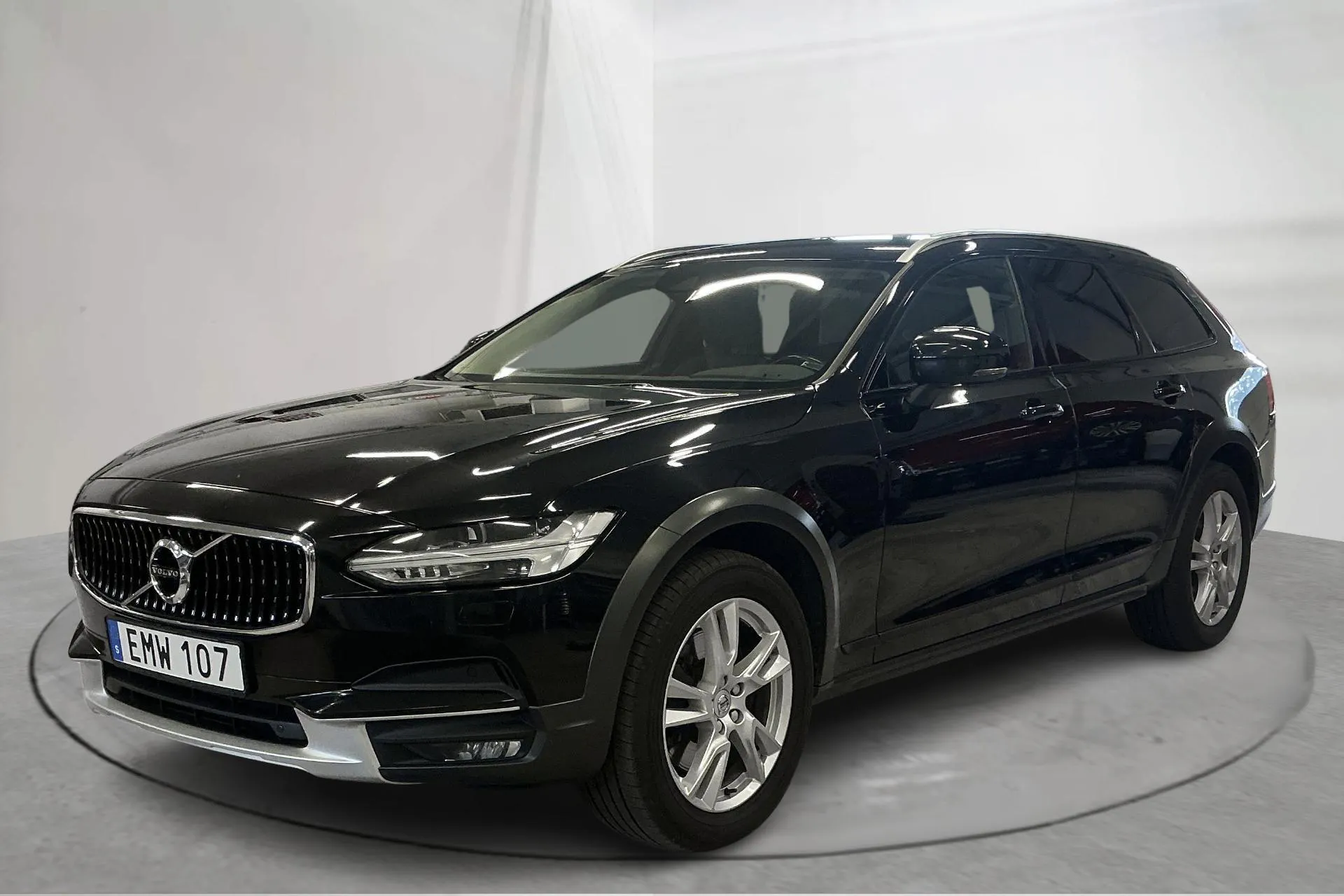 Presentationsfoto 1 av 13: Volvo V90 D4 Cross Country AWD (190hk) - 26 847 mil - Automat - svart - 2018