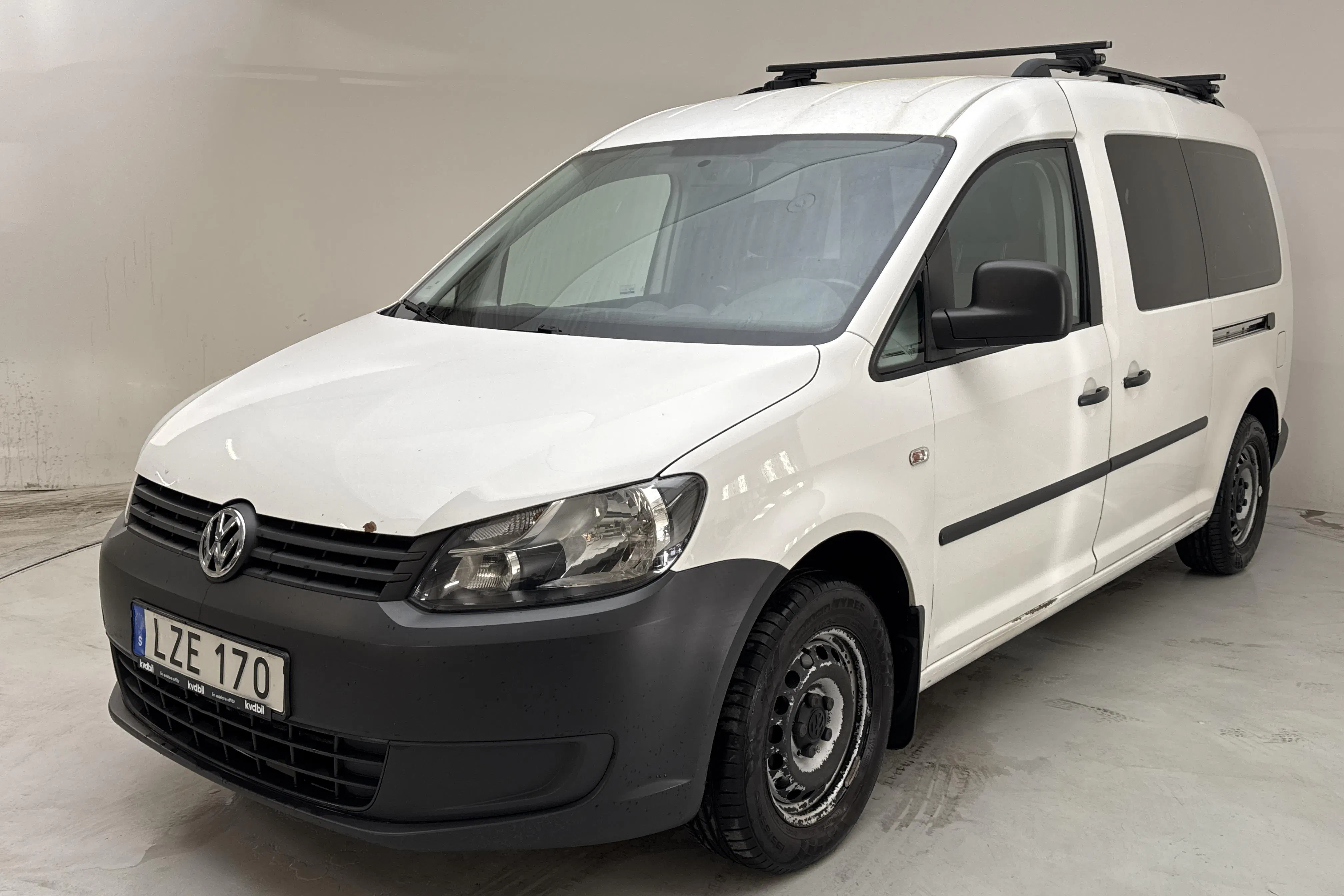 Presentationsfoto 1 av 11: VW Caddy 1.6 TDI Maxi Skåp (102hk) - 19 756 mil - Automat - vit - 2012