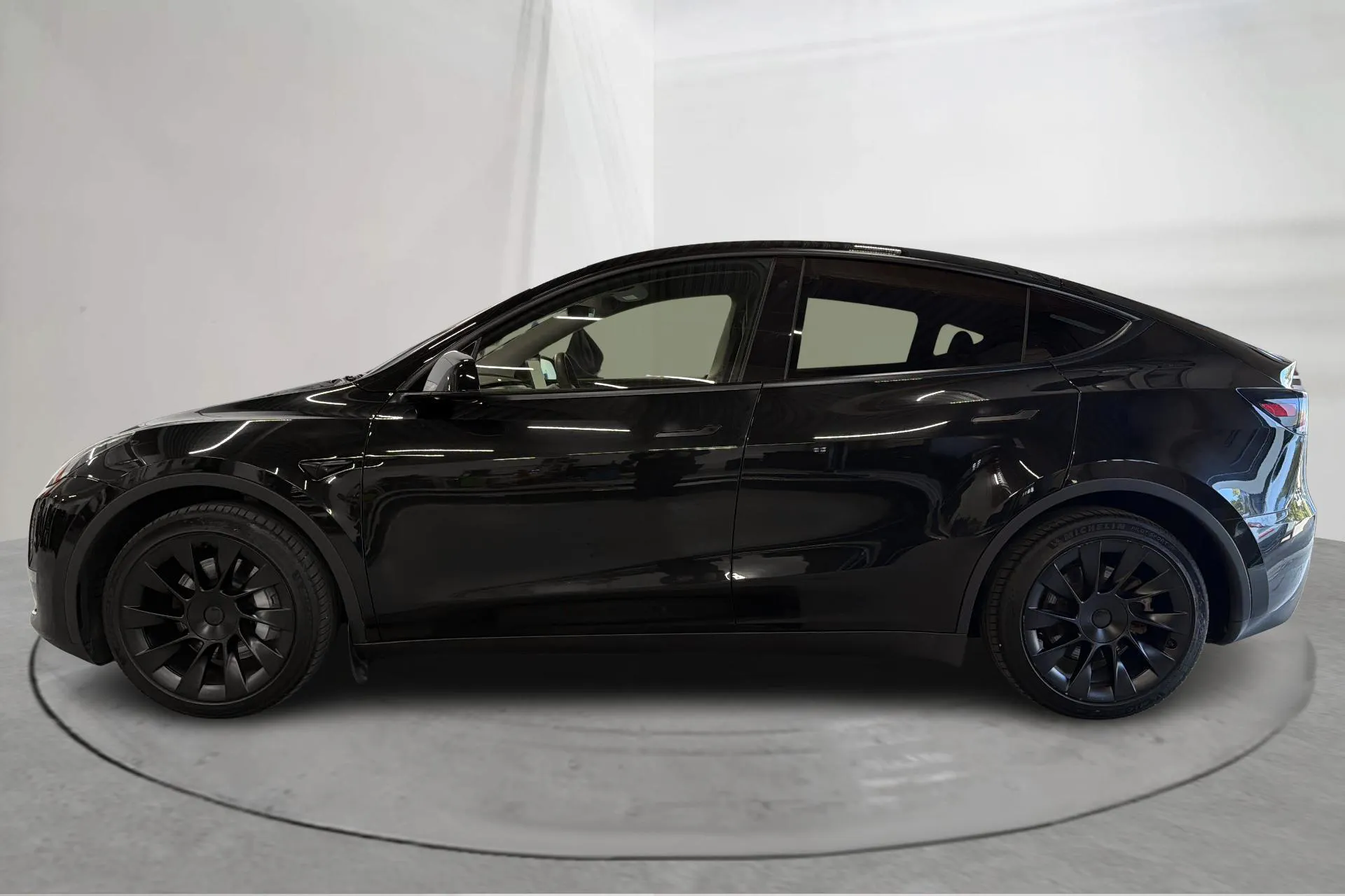 Presentation photo 2 of 19: Tesla Model Y Long Range Dual Motor AWD - 69 210 km - Automatic - black - 2023