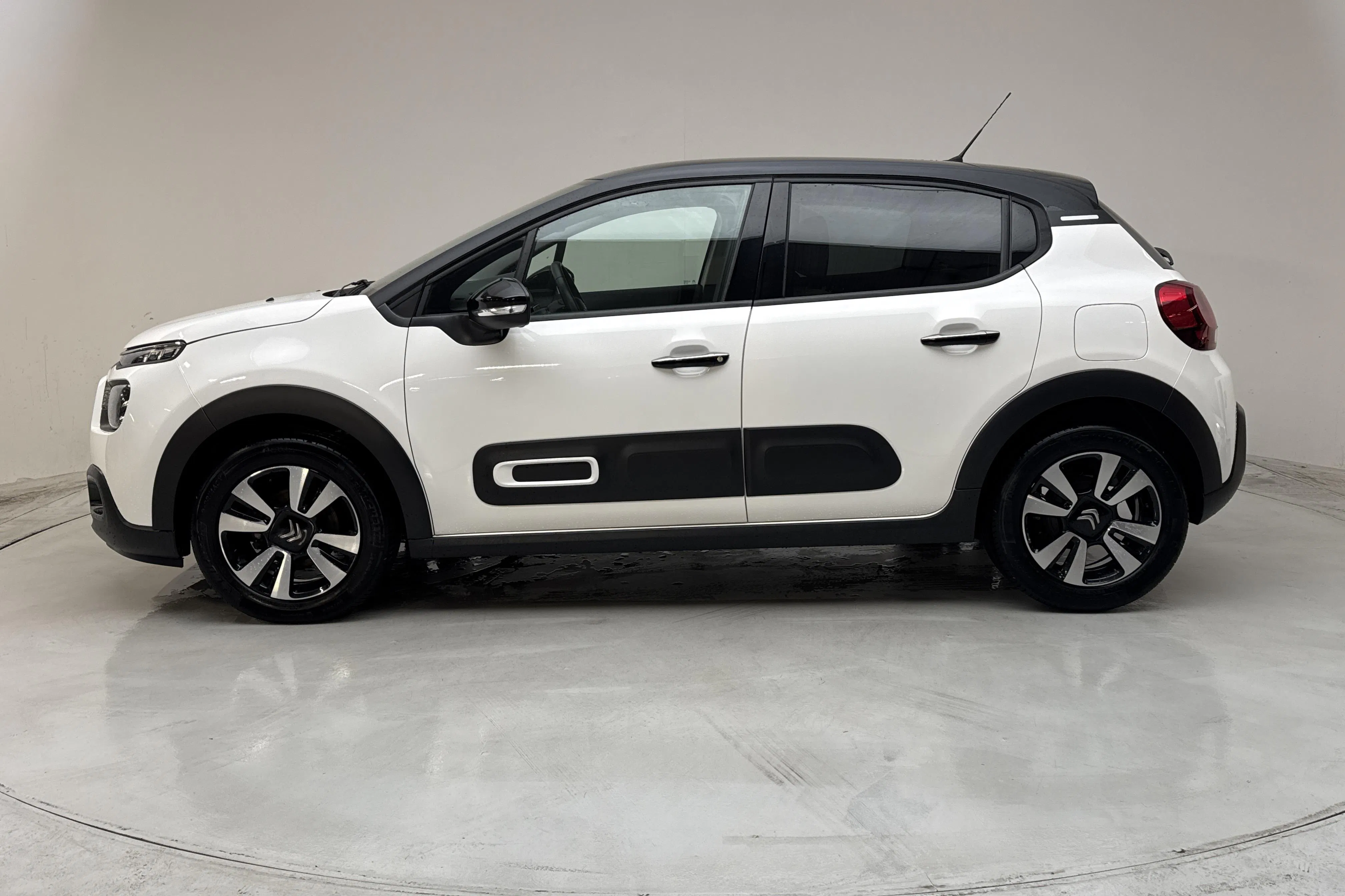 Presentation photo 2 of 11: Citroën C3 PureTech (82hk) - 42 700 km - Manual - white - 2023
