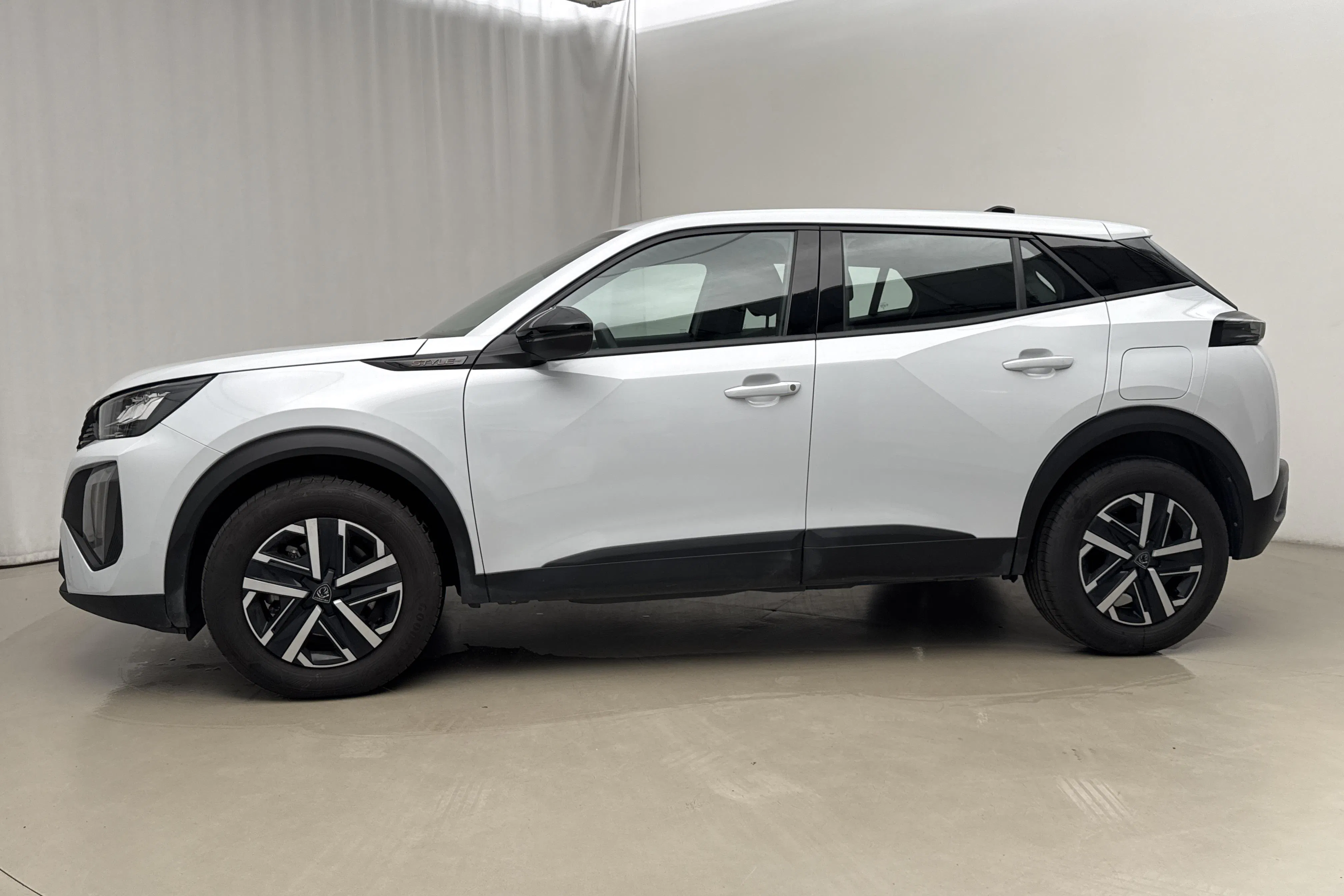 Presentationsfoto 2 av 17: Peugeot 2008 1.2 Hybrid (145hk) - 912 mil - Automat - vit - 2025