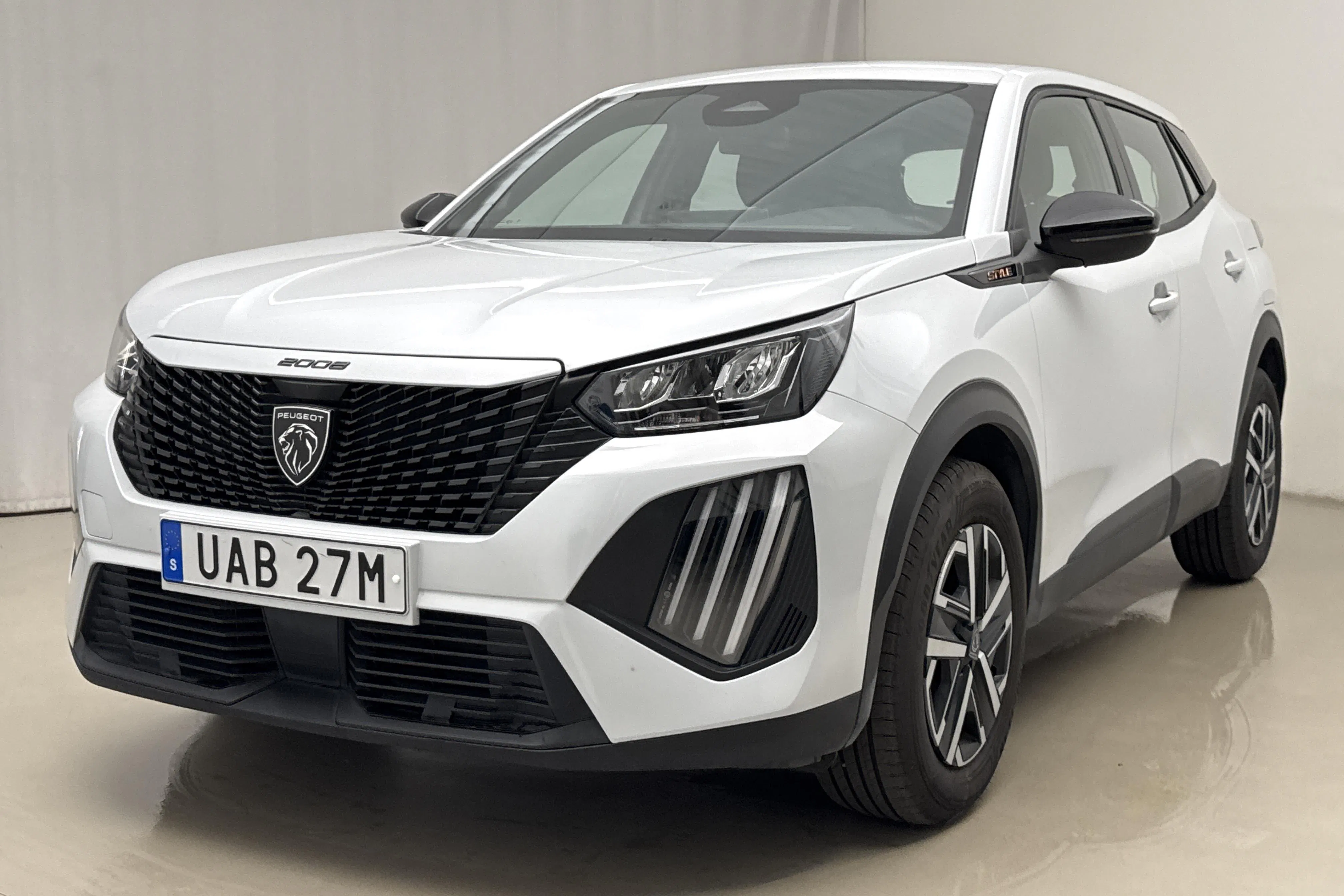 Presentationsfoto 1 av 17: Peugeot 2008 1.2 Hybrid (145hk) - 912 mil - Automat - vit - 2025