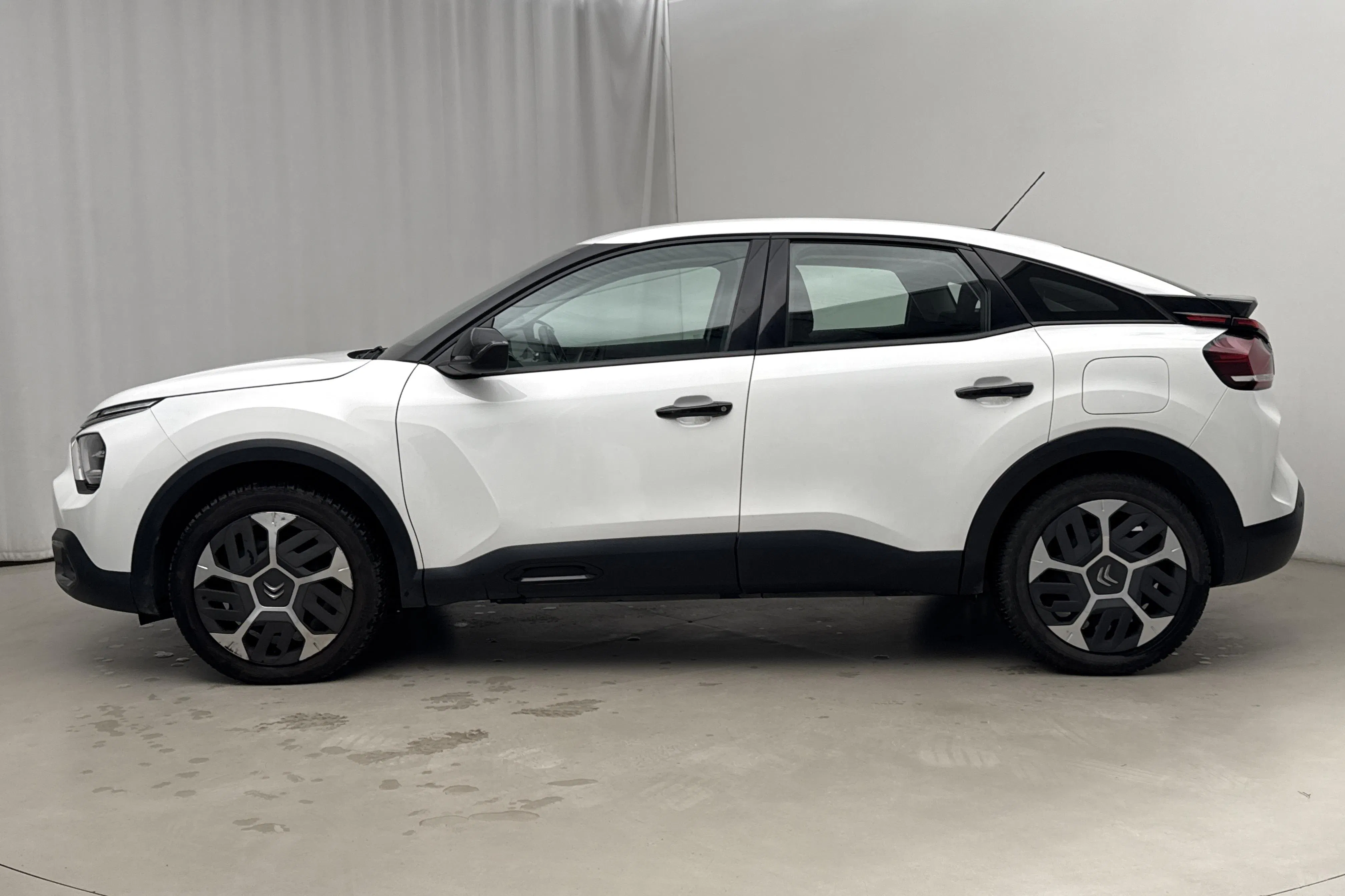 Presentationsfoto 2 av 15: Citroën C4 1.2 PureTech (130hk) - 8 371 mil - Manuell - vit - 2021