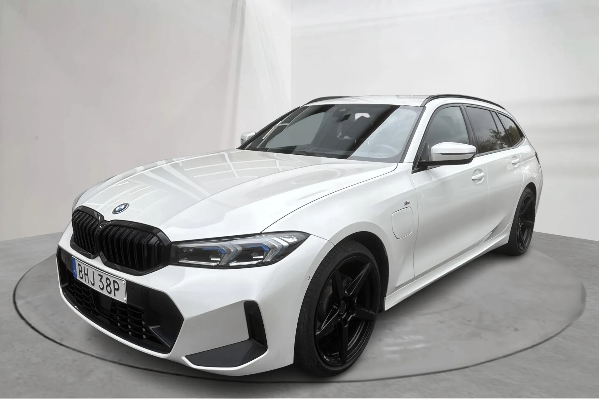 Presentationsfoto 1 av 21: BMW 330e xDrive Touring LCI, G21 (292hk) - 11 421 mil - Automat - vit - 2024