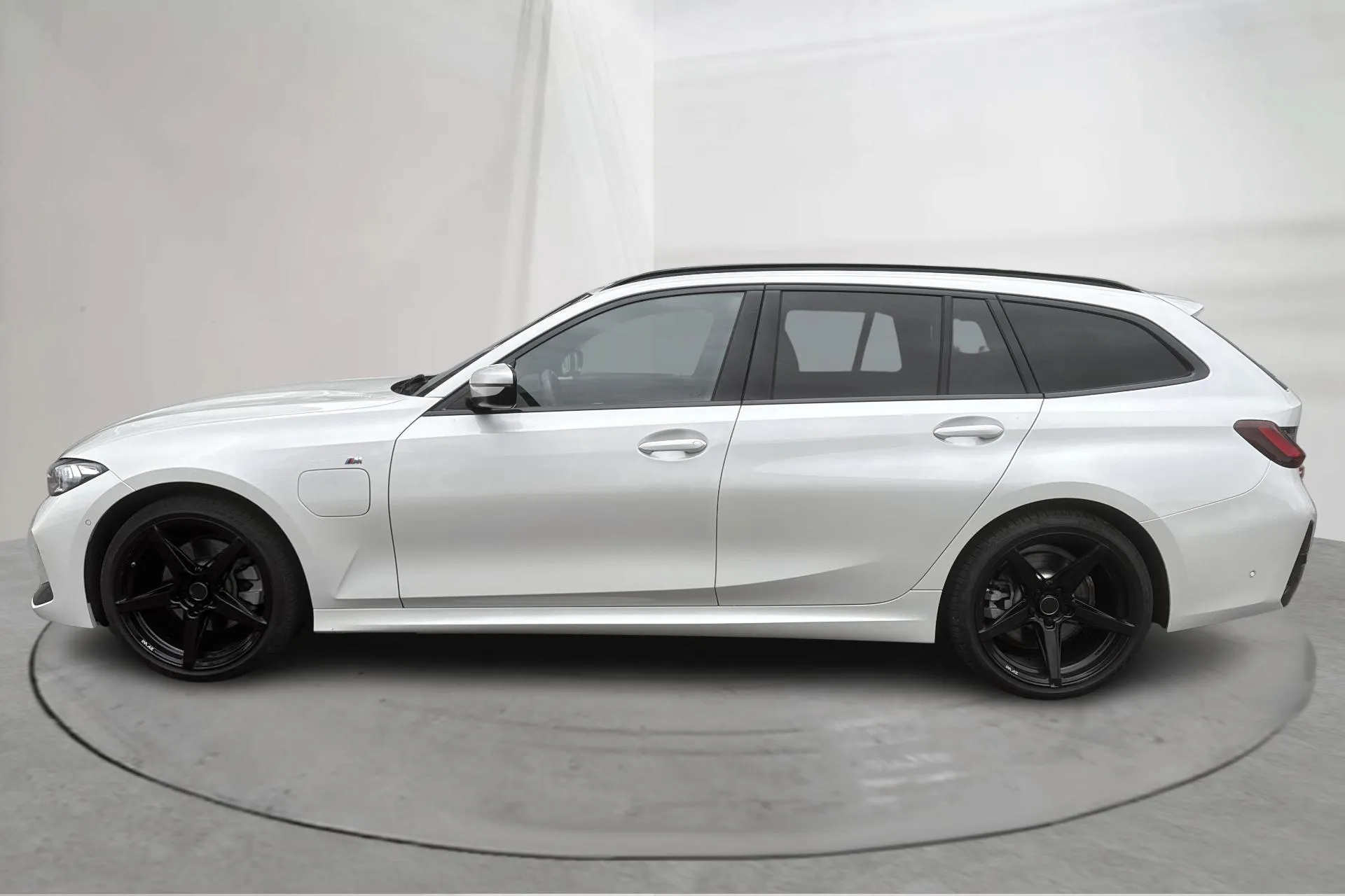 Presentationsfoto 2 av 21: BMW 330e xDrive Touring LCI, G21 (292hk) - 11 421 mil - Automat - vit - 2024