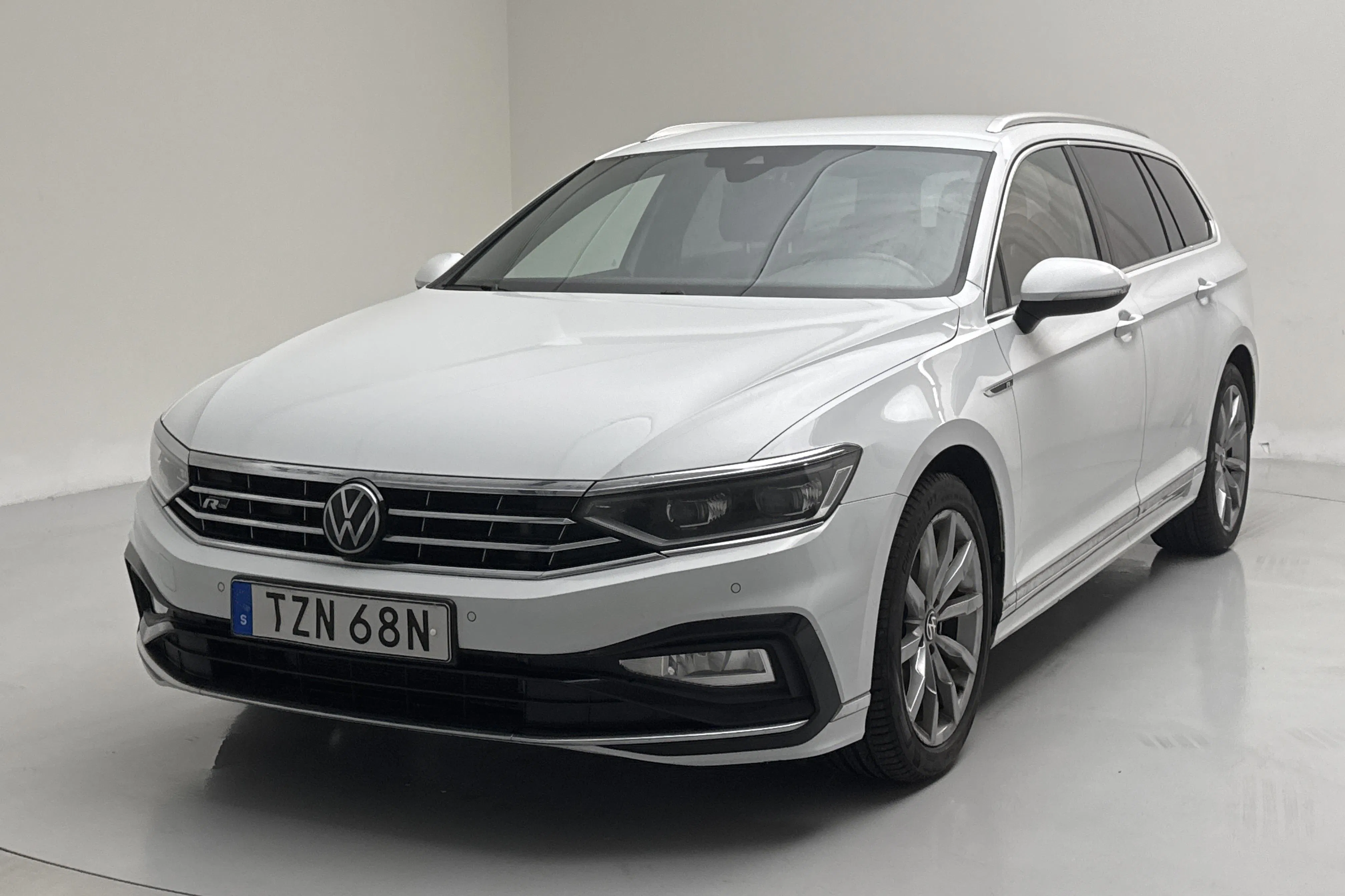 Presentation photo 1 of 16: VW Passat 2.0 TDI Sportscombi 4Motion (200hk) - 141 820 km - Automatic - white - 2022