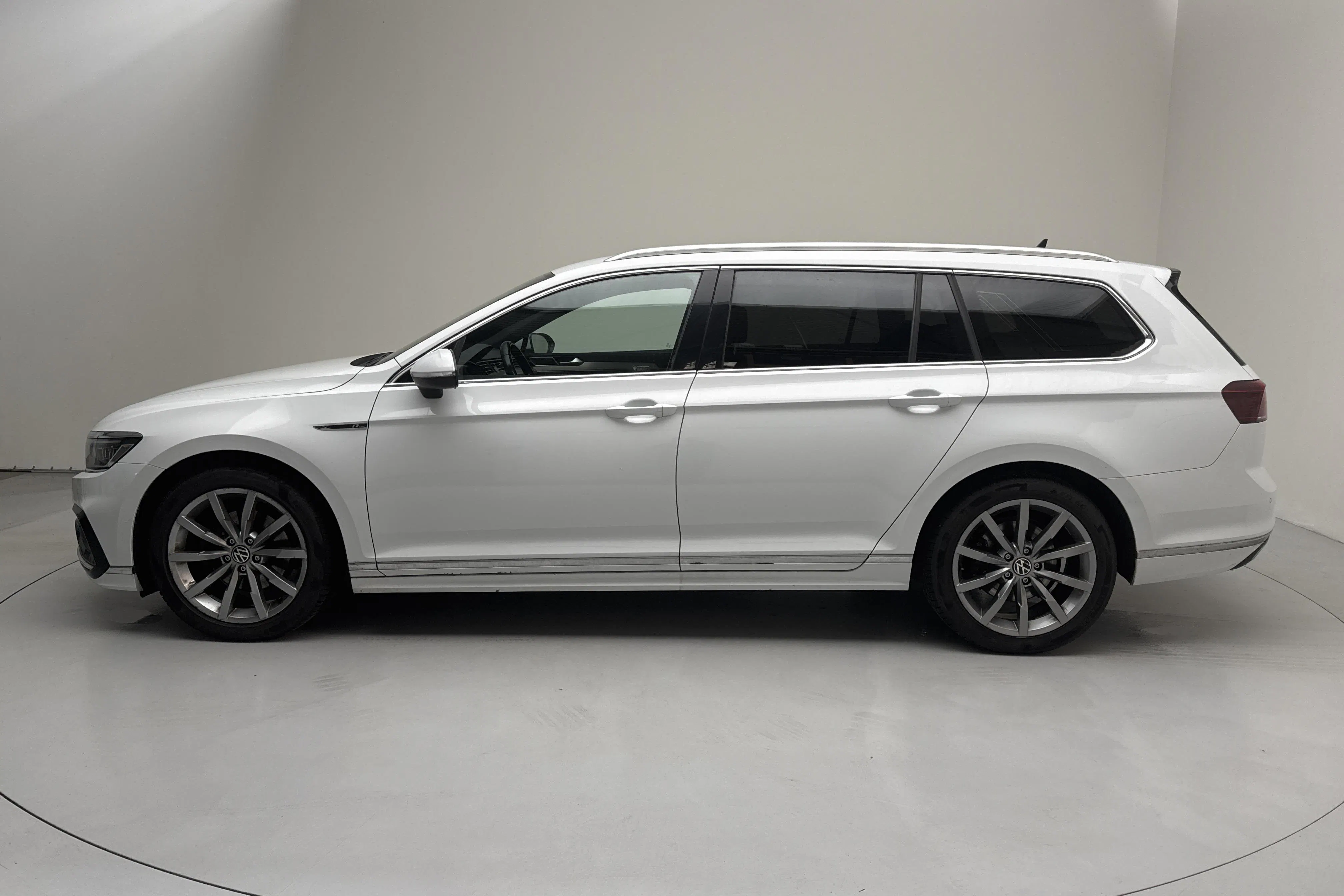 Presentation photo 2 of 16: VW Passat 2.0 TDI Sportscombi 4Motion (200hk) - 141 820 km - Automatic - white - 2022