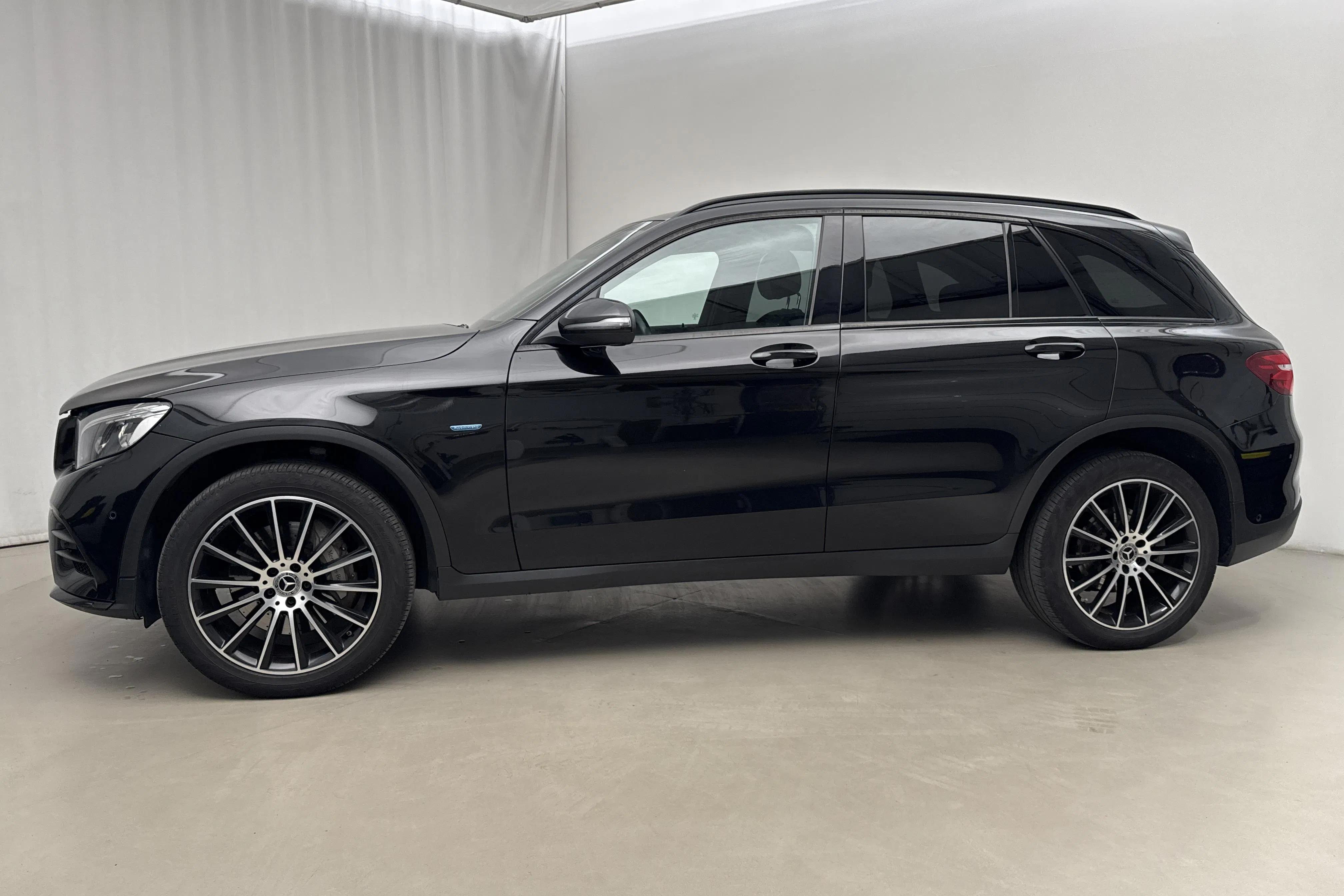 Presentationsfoto 2 av 23: Mercedes GLC 350 e 4MATIC X253 (211hk) - 21 410 mil - Automat - svart - 2018