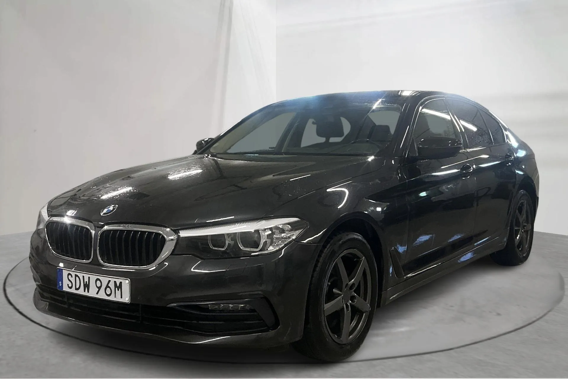 Presentationsfoto 1 av 22: BMW 520d xDrive Sedan, G30 (190hk) - 17 100 mil - Automat - grå - 2019