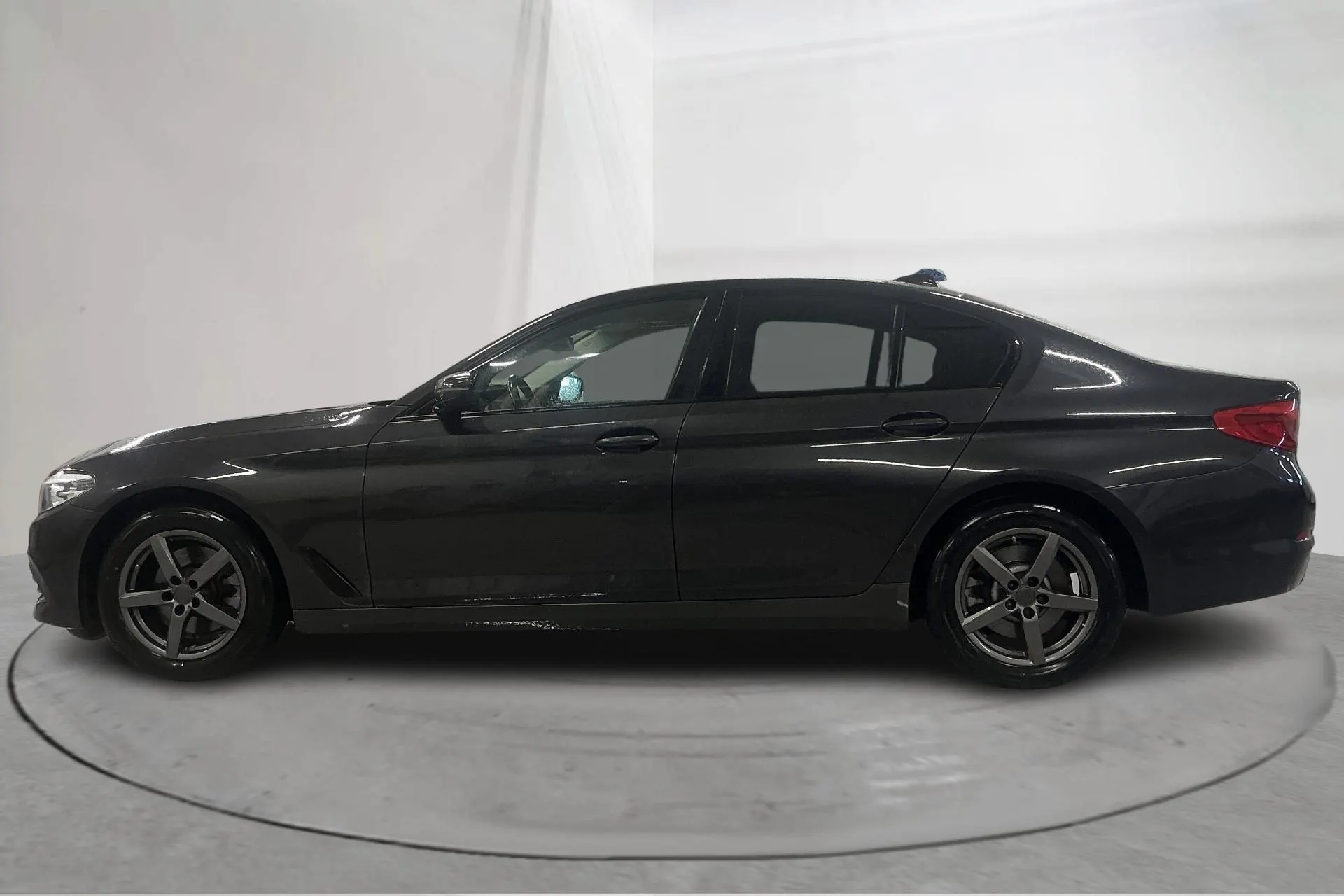 Presentationsfoto 2 av 22: BMW 520d xDrive Sedan, G30 (190hk) - 17 100 mil - Automat - grå - 2019
