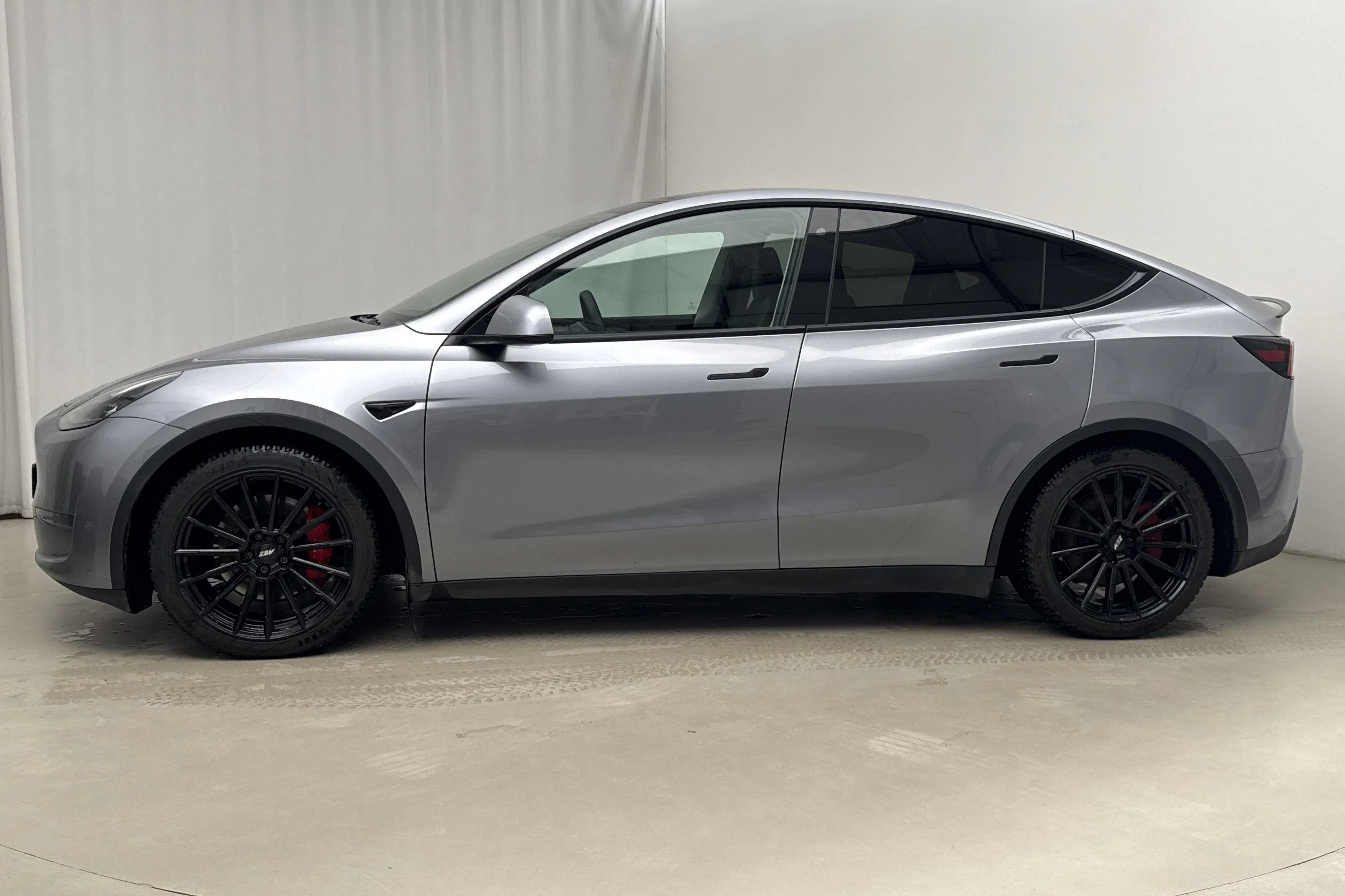 Presentation photo 2 of 19: Tesla Model Y Performance Dual Motor AWD - 91 430 km - Automatic - gray - 2023