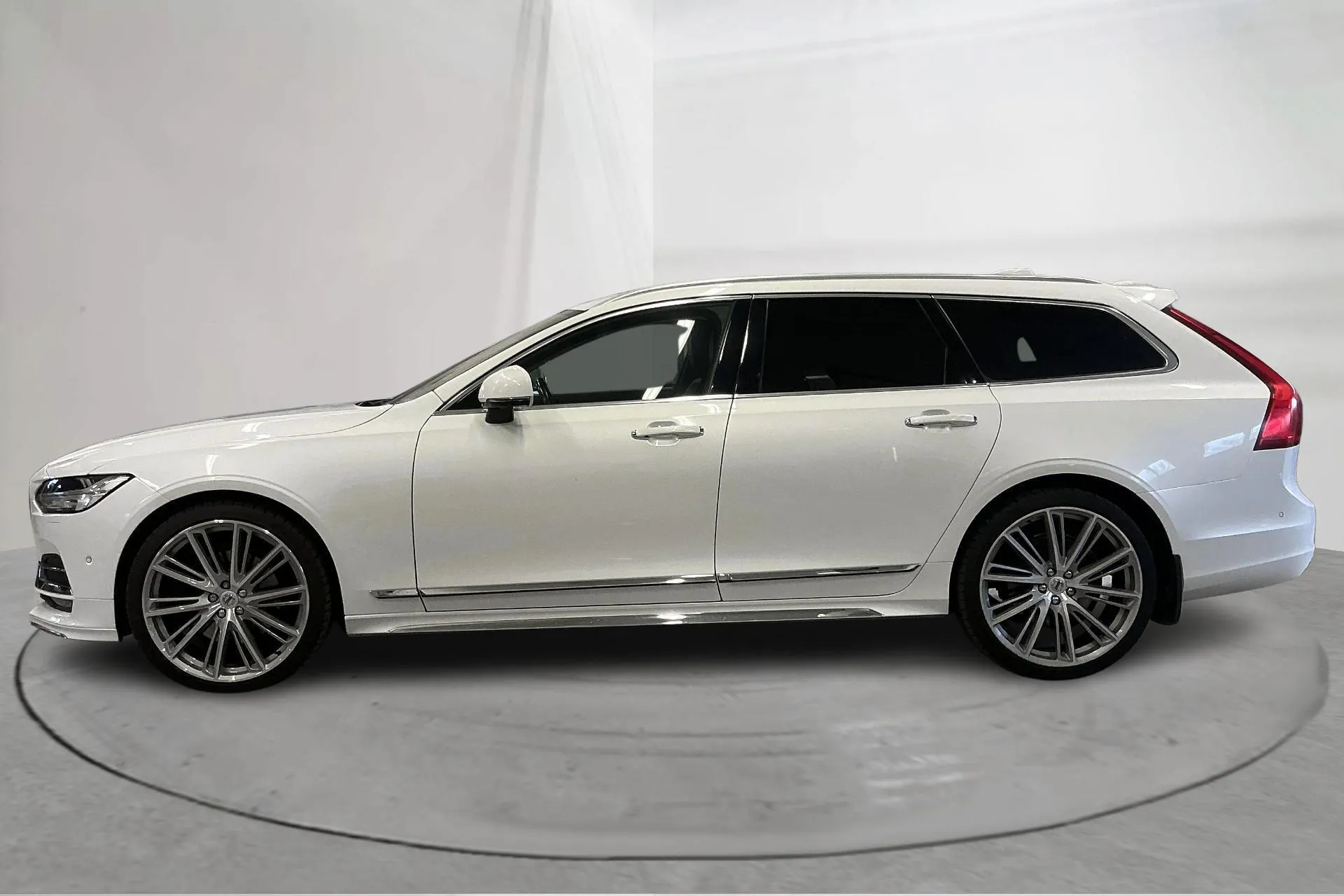 Presentationsfoto 2 av 20: Volvo V90 D4 (190hk) - 17 249 mil - Automat - vit - 2019