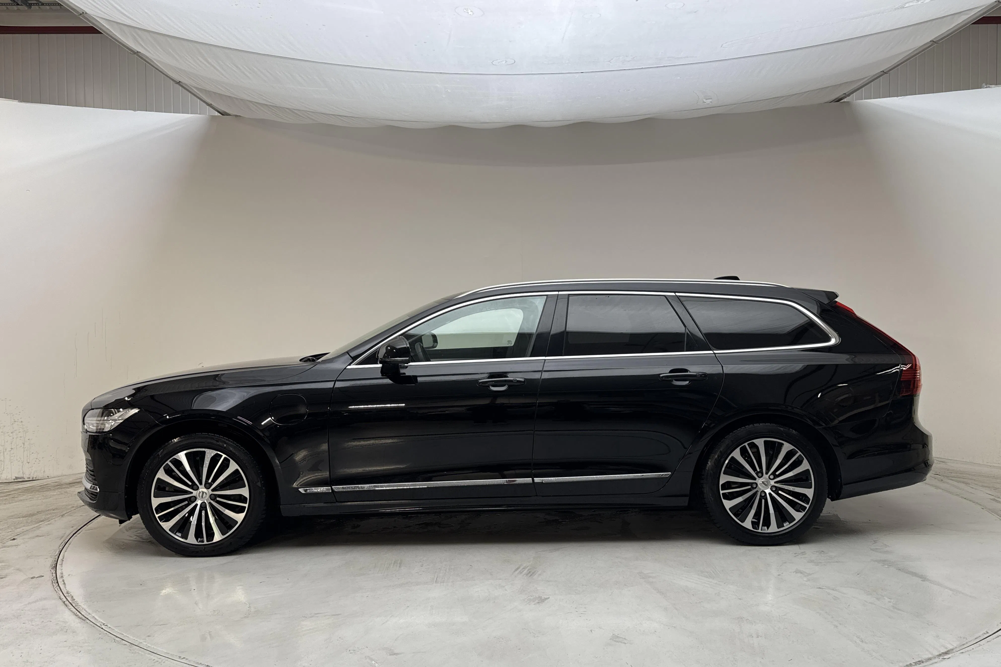 Presentationsfoto 2 av 18: Volvo V90 T6 AWD Recharge (350hk) - 5 667 mil - Automat - svart - 2023
