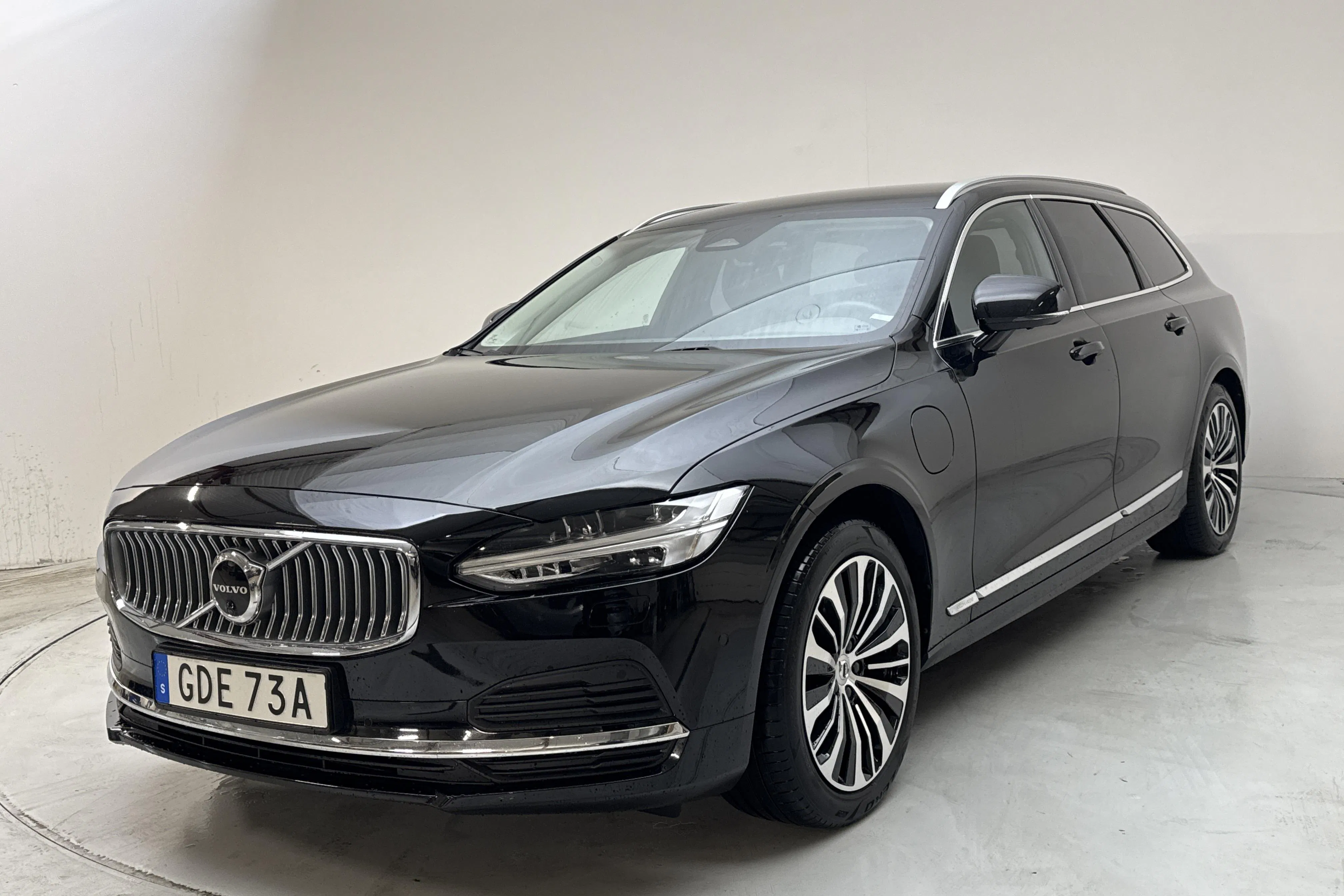 Presentationsfoto 1 av 18: Volvo V90 T6 AWD Recharge (350hk) - 5 667 mil - Automat - svart - 2023