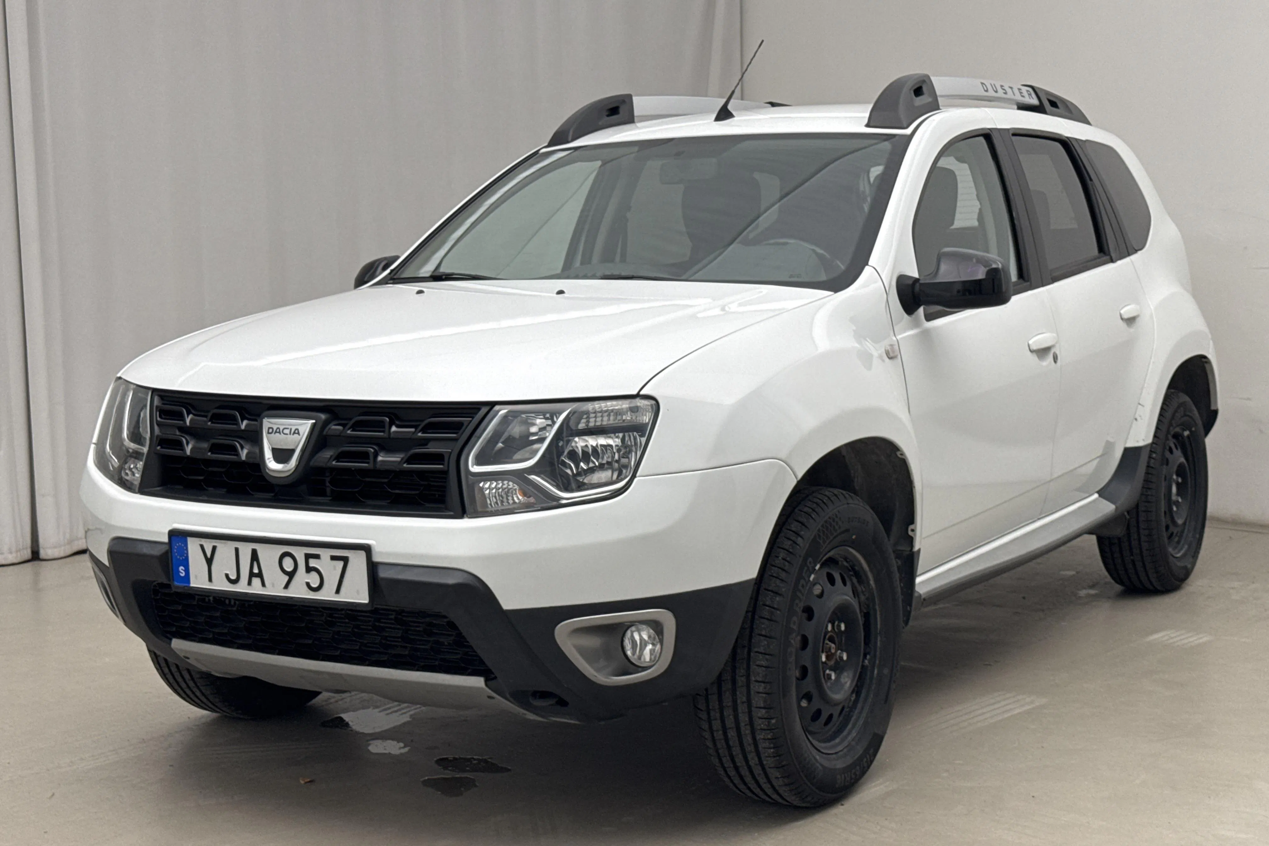 Presentationsfoto 1 av 16: Dacia Duster 1.2 4x2 (125hk) - 8 320 mil - Manuell - vit - 2017