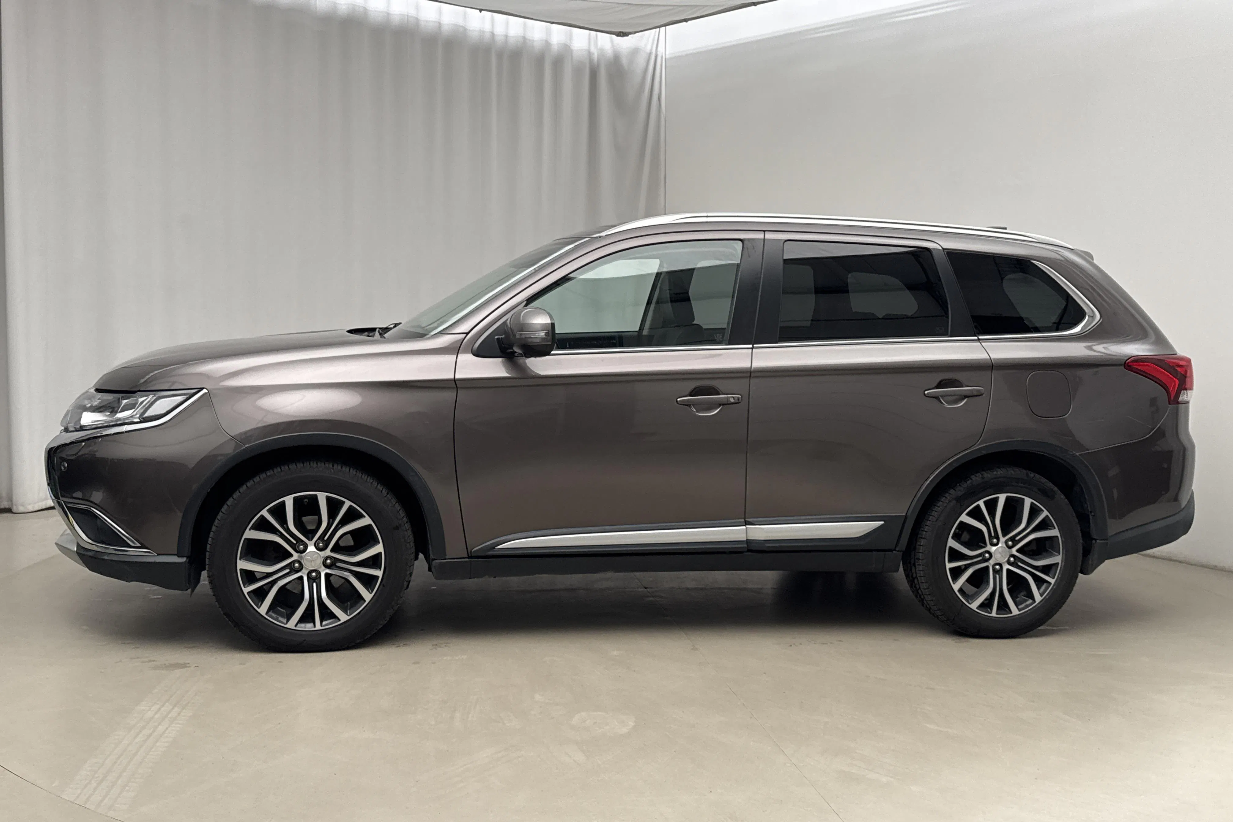 Presentation photo 2 of 20: Mitsubishi Outlander 2.2 Di-D 4WD (150hk) - 102 420 km - Automatic - brown - 2017