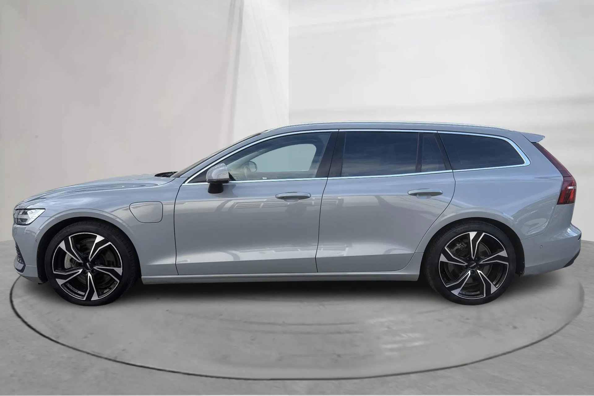 Presentationsfoto 2 av 19: Volvo V60 T6 AWD Recharge (350hk) - 11 694 mil - Automat - grå - 2024