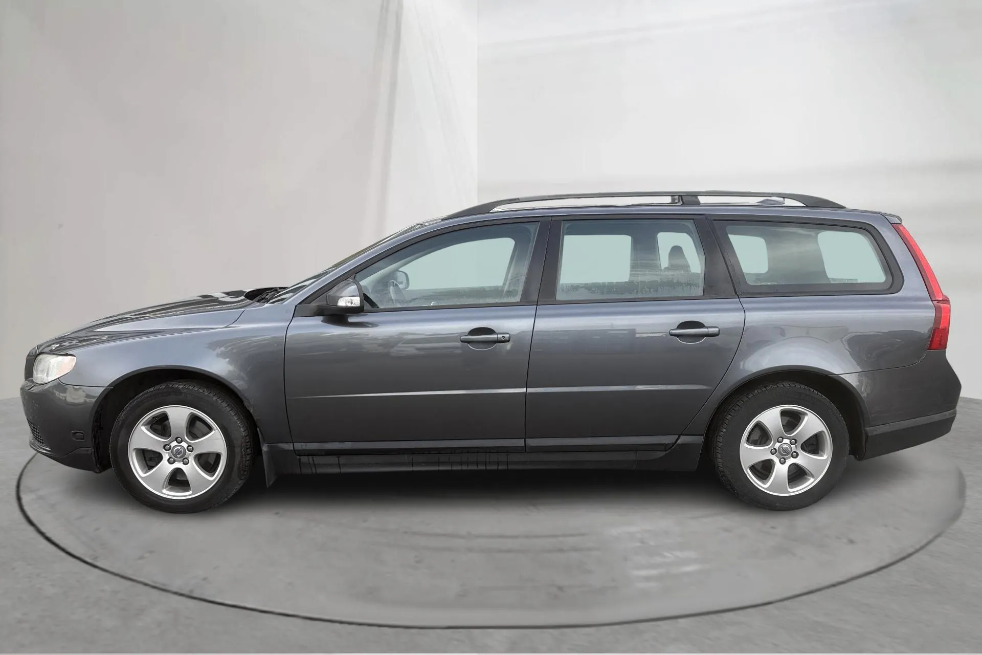 Presentation photo 2 of 12: Volvo V70 II 2.0F (145hk) - 263 380 km - Manual - gray - 2008