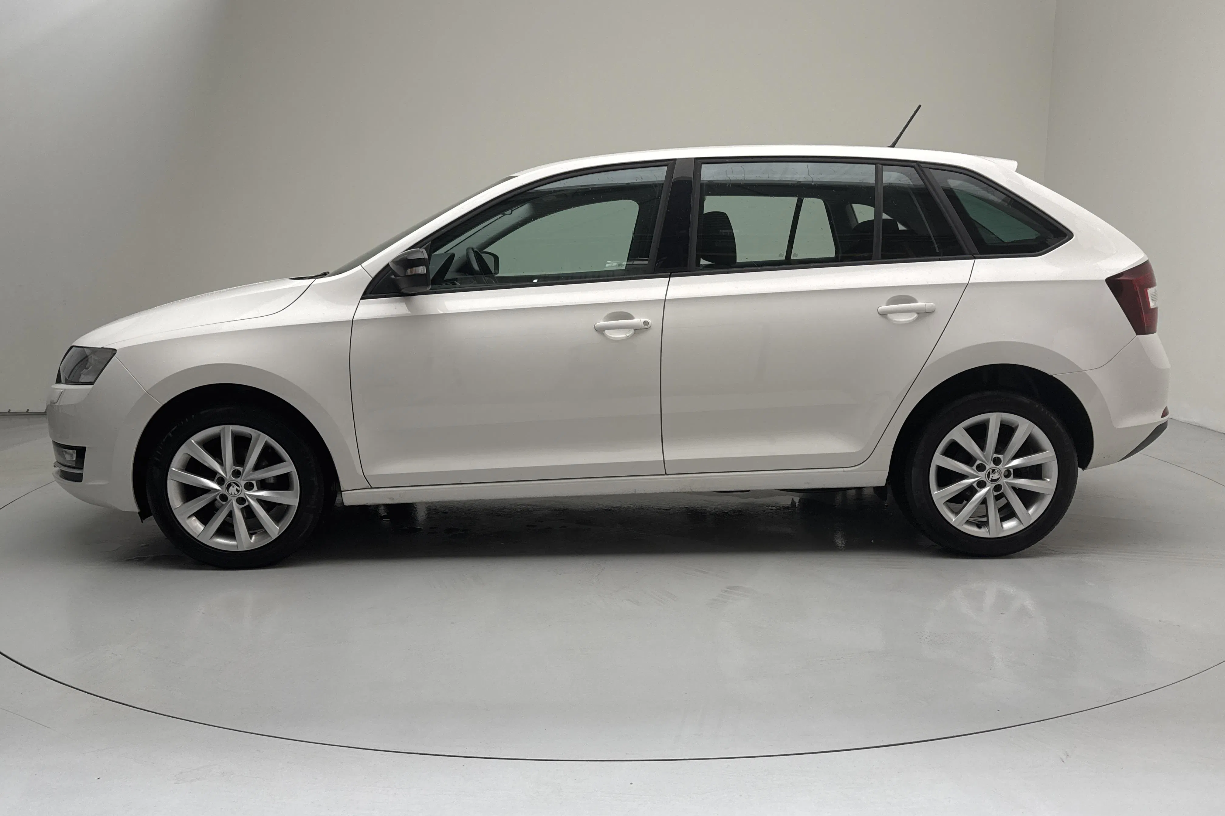 Presentationsfoto 2 av 12: Skoda Rapid 1.4 TDI Spaceback (90hk) - 9 876 mil - Manuell - vit - 2018