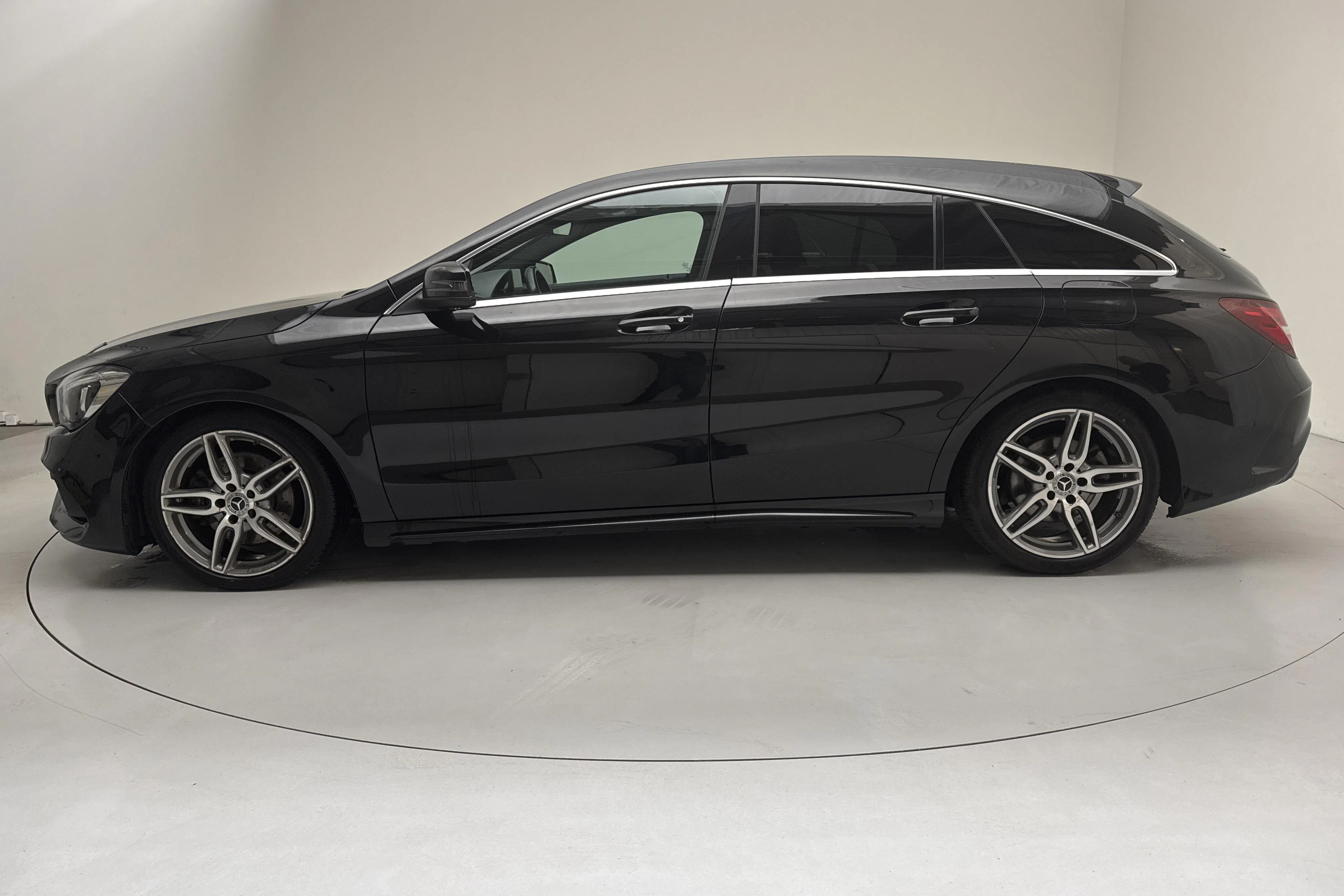 Presentationsfoto 2 av 14: Mercedes CLA 220 d Shooting Brake X117 (177hk) - 18 858 mil - Automat - svart - 2018
