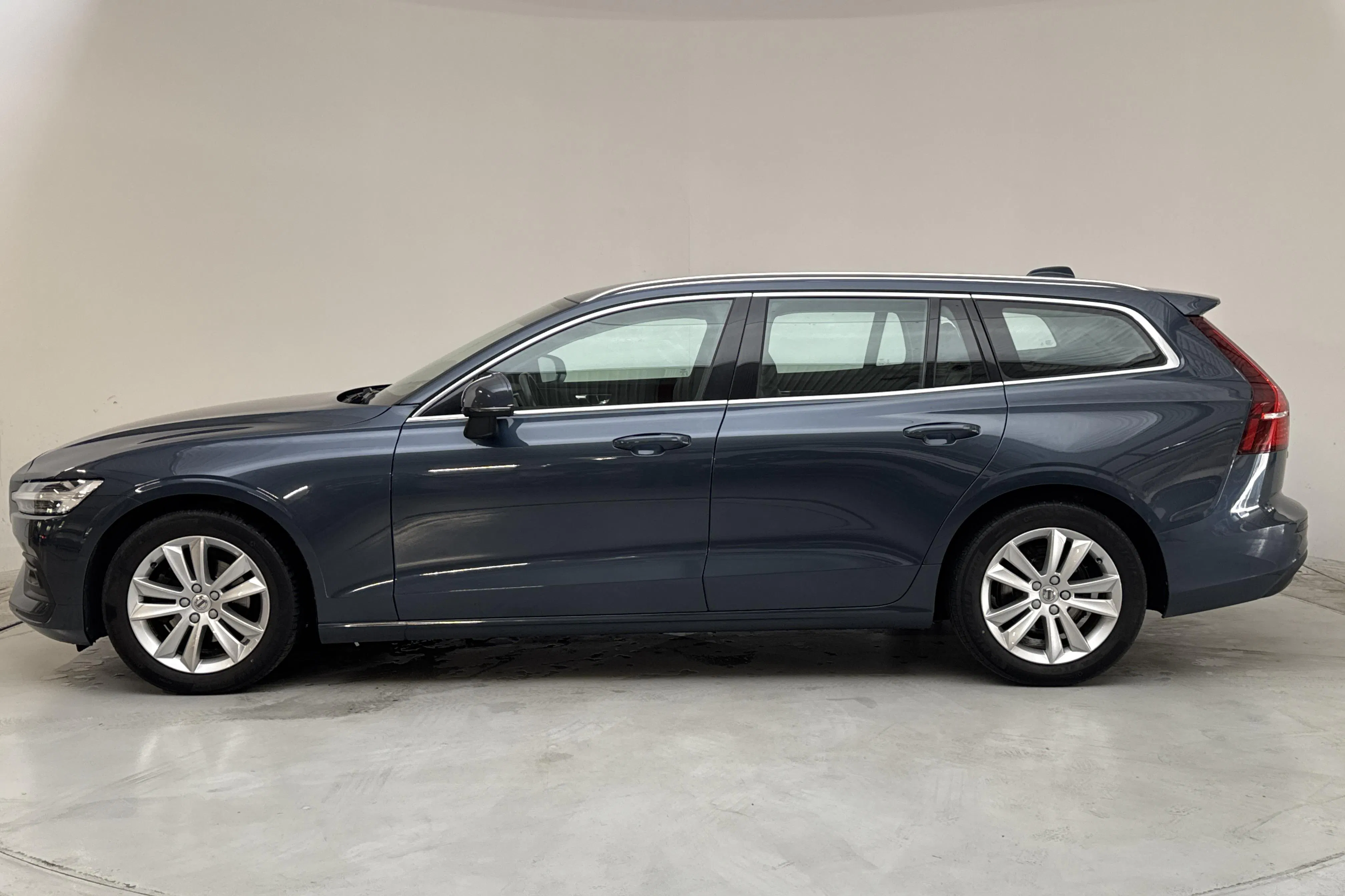 Presentation photo 2 of 14: Volvo V60 D3 (150hk) - 95 530 km - Manual - dark blue - 2020
