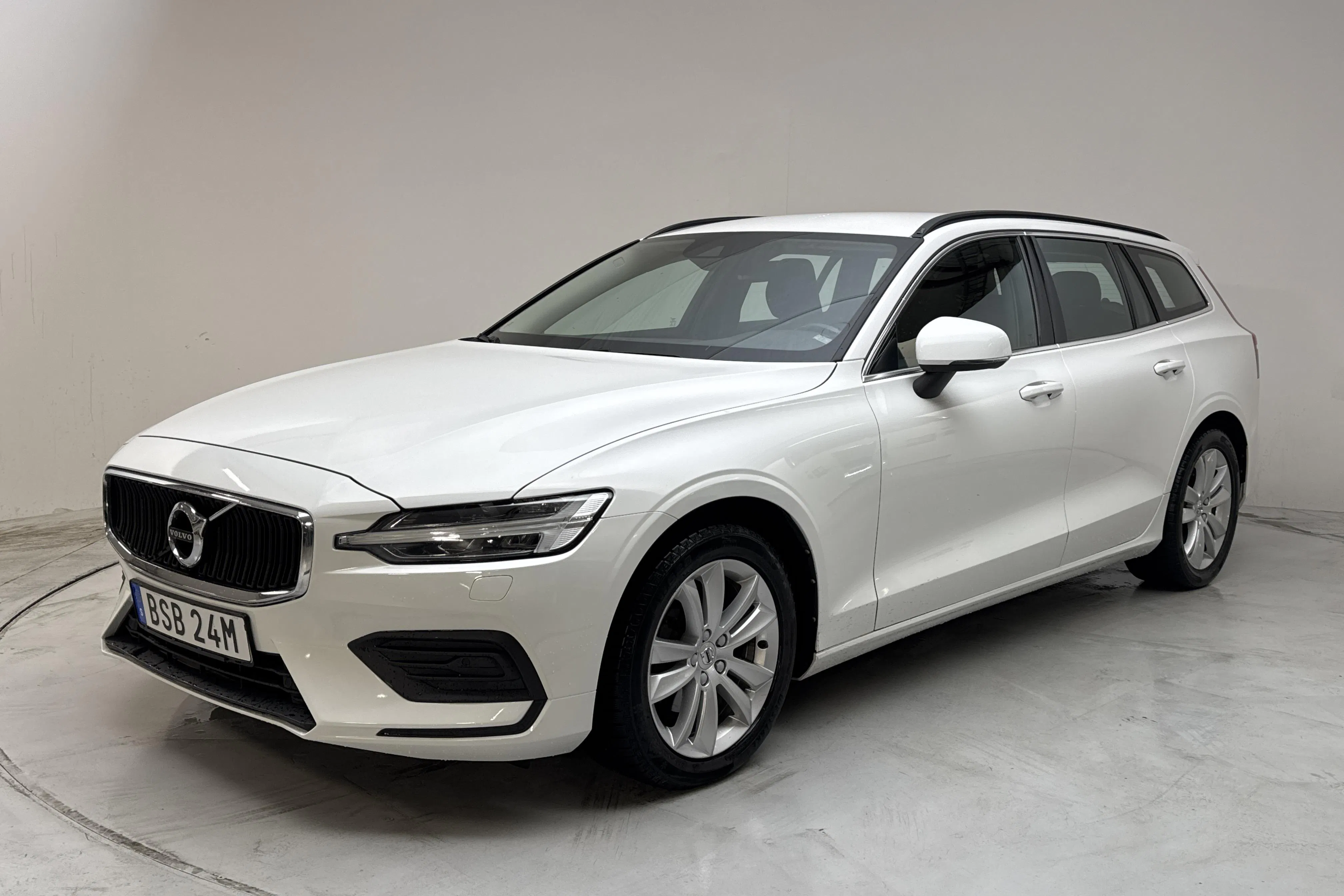 Presentation photo 1 of 14: Volvo V60 B4 Mildhybrid, Diesel (197hk) - 330 860 km - Automatic - white - 2022