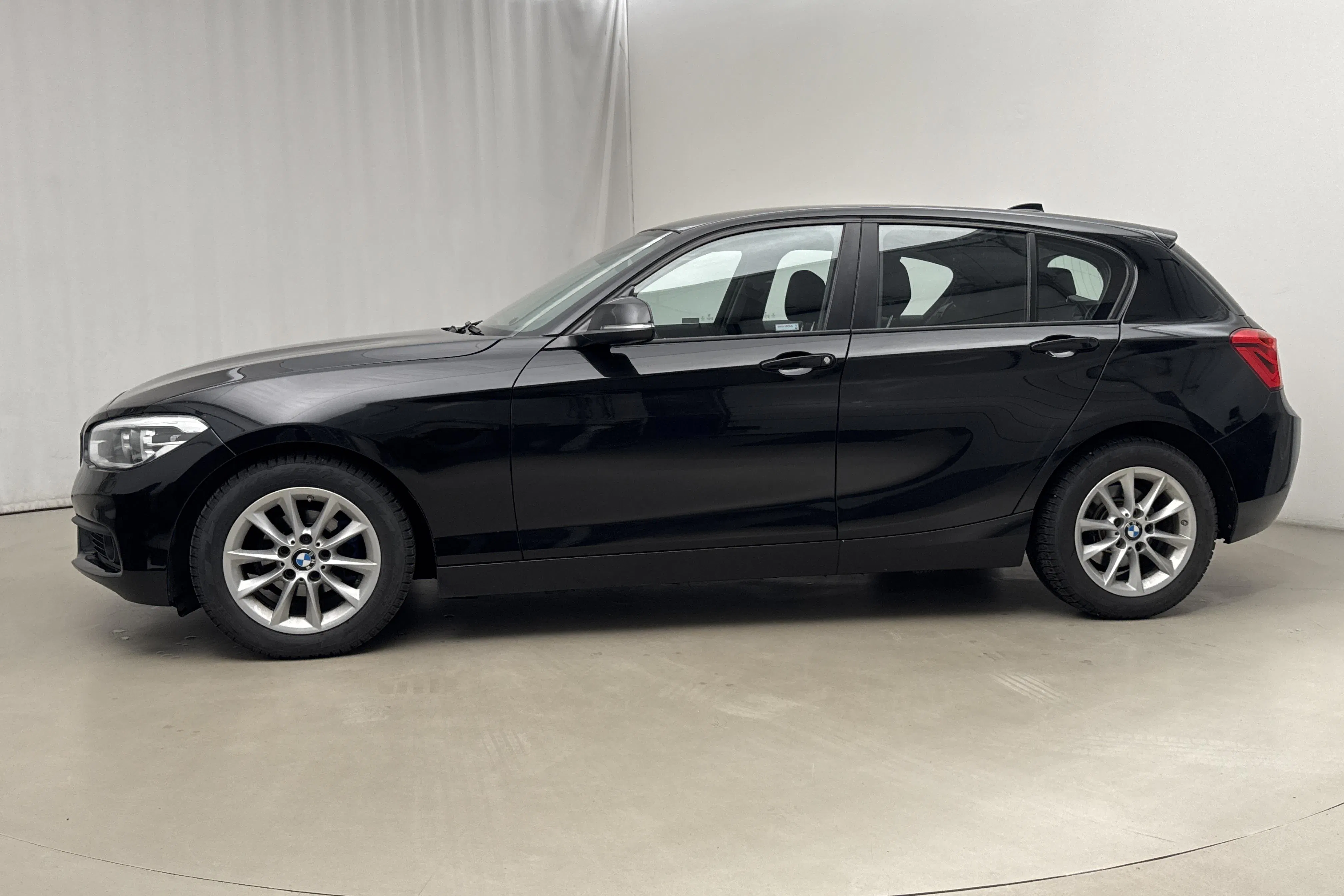 Presentationsfoto 2 av 15: BMW 118i 5dr, F20 (136hk) - 15 931 mil - Automat - svart - 2017